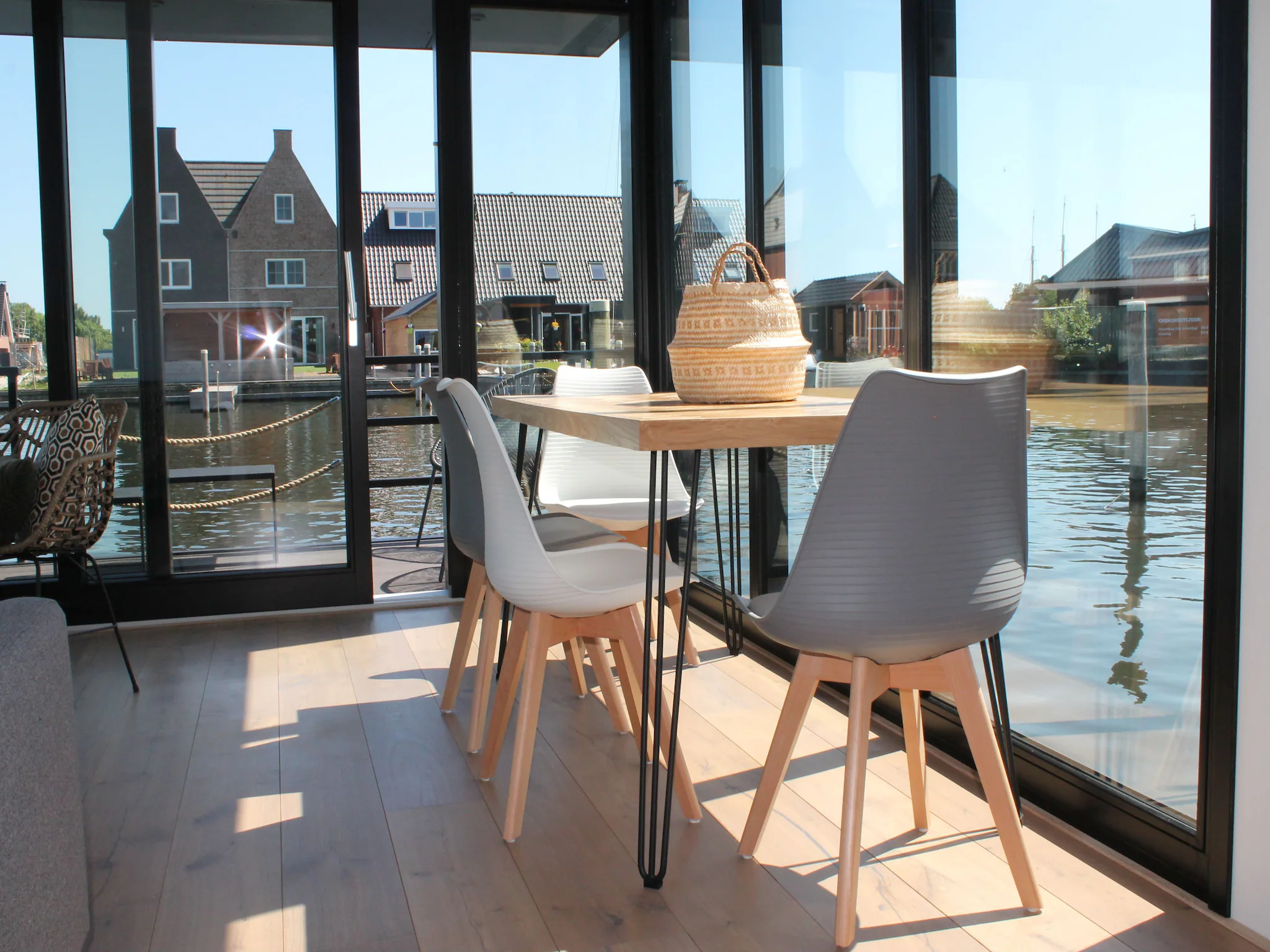Foto's Boathouse aan het water in Stavoren met een tuin - Belvilla by Oyo