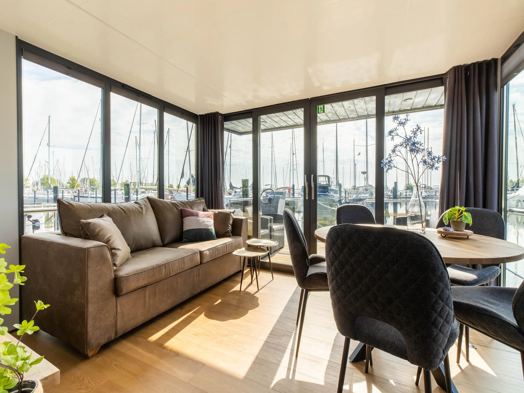 Foto's Comfortabele woonboot in jachthaven Volendam - Belvilla by Oyo