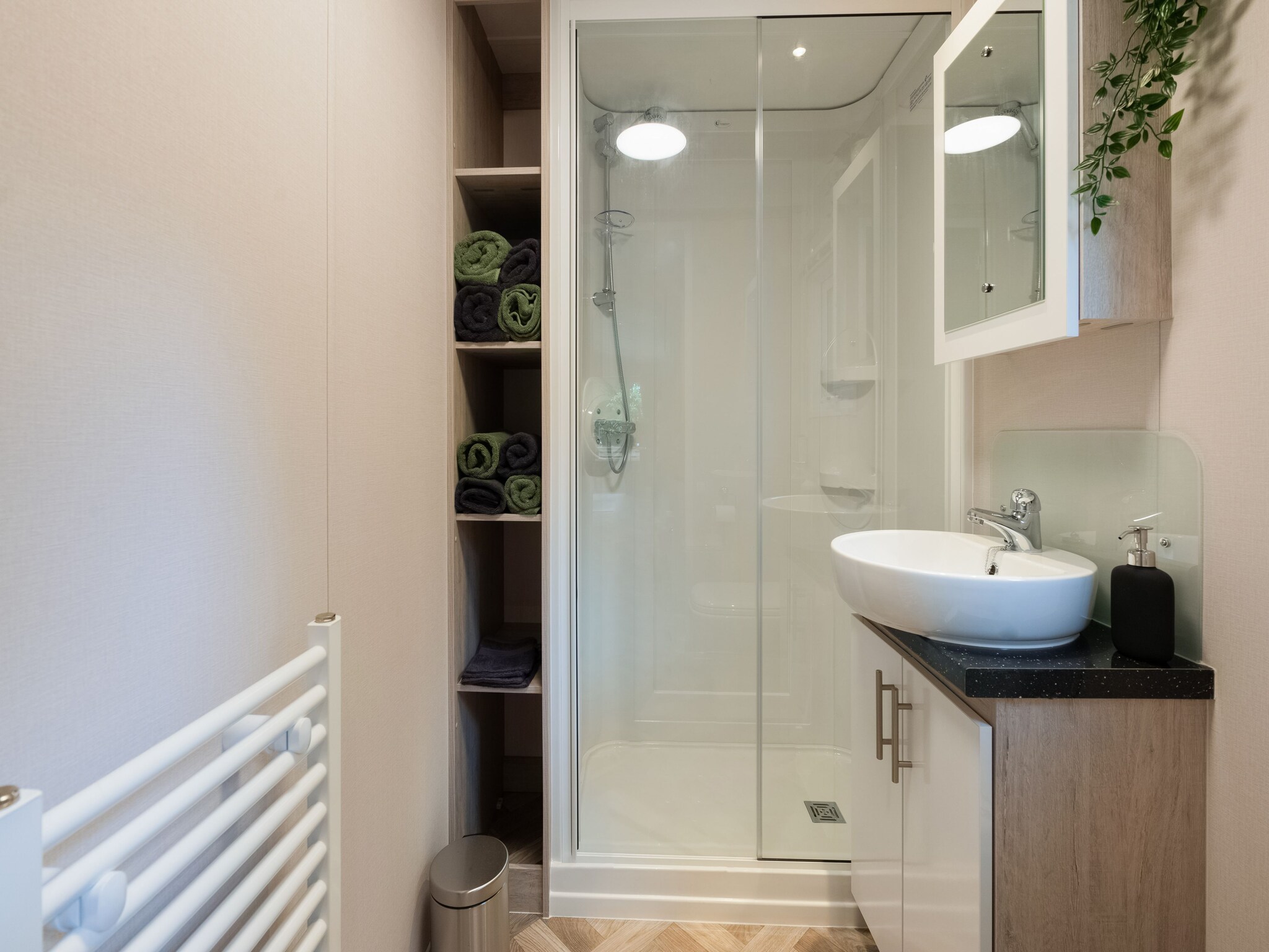 Foto's Mooi Chalet in bos met gemeenschappelijk zwembad - Belvilla by Oyo