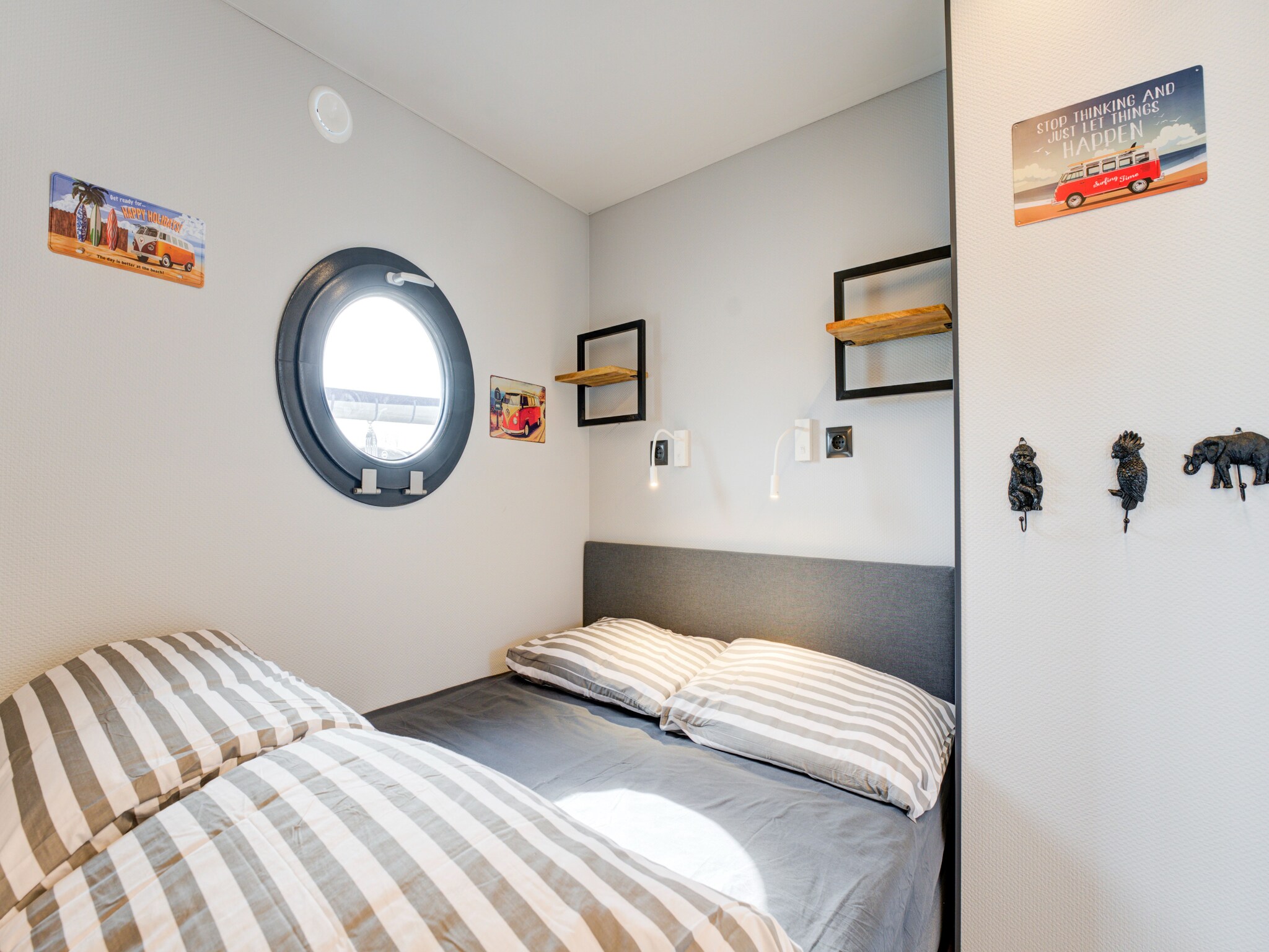 Foto's woonboot in jachthaven van Volendam met zwembad - Belvilla by Oyo
