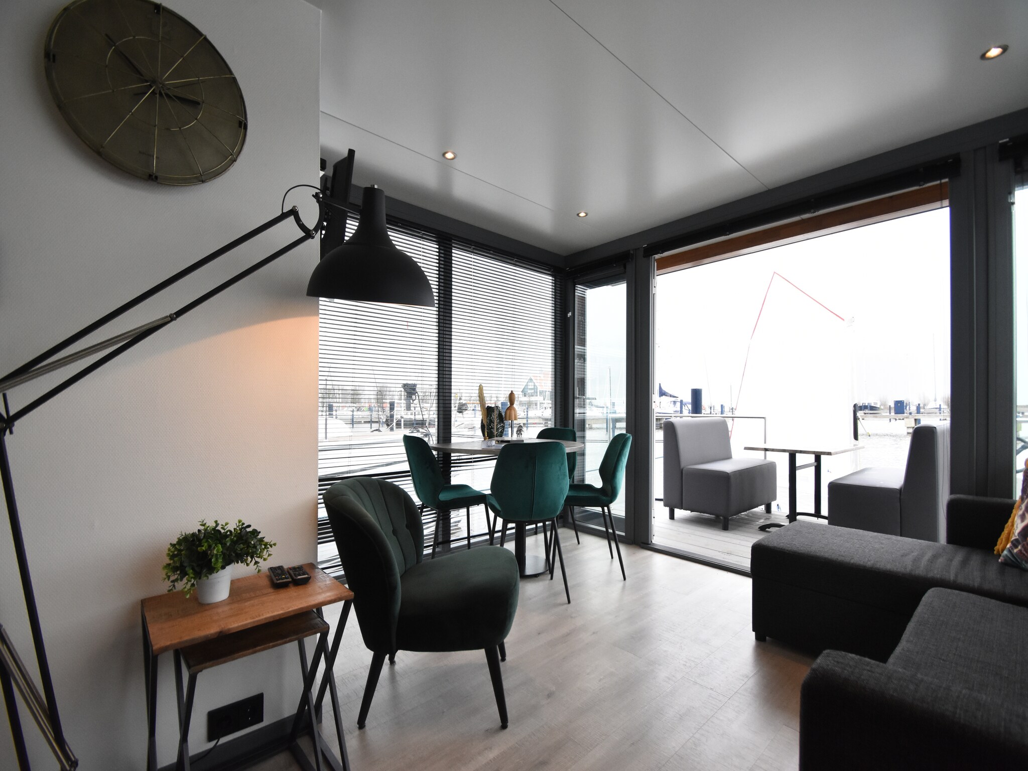 Foto's Moderne woonboot in Volendam met een gedeeld zwembad - Belvilla by Oyo
