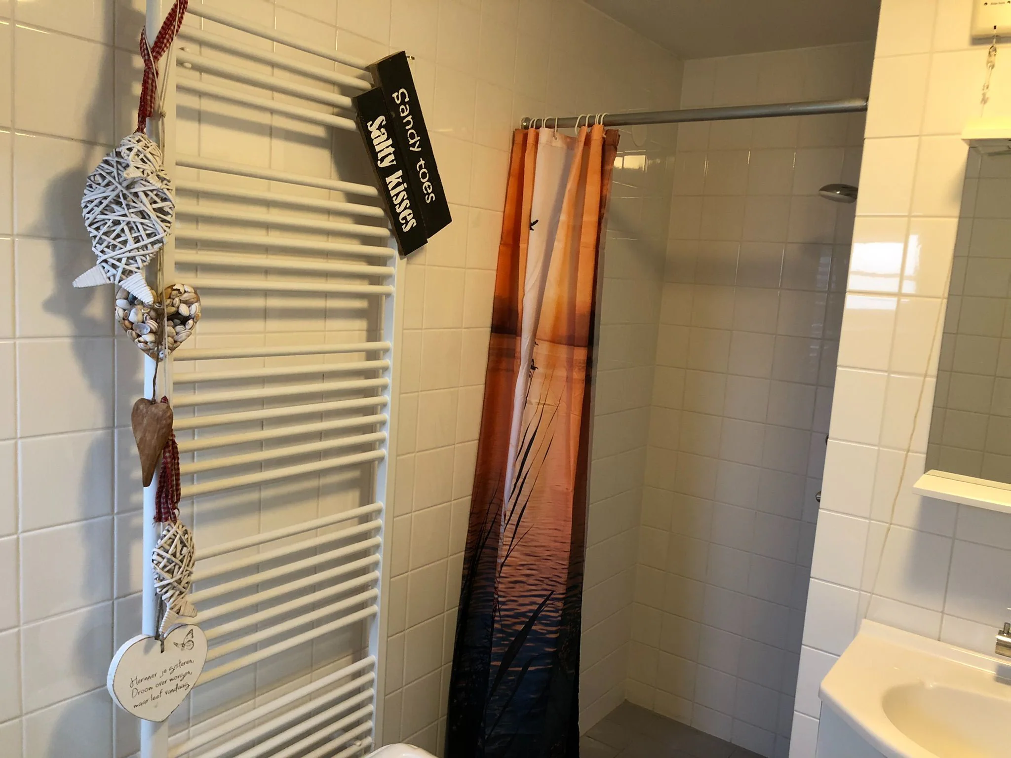 Foto's Sfeervol vakantiehuis vlakbij strand met sauna, hottub en zonnebank - Belvilla by Oyo
