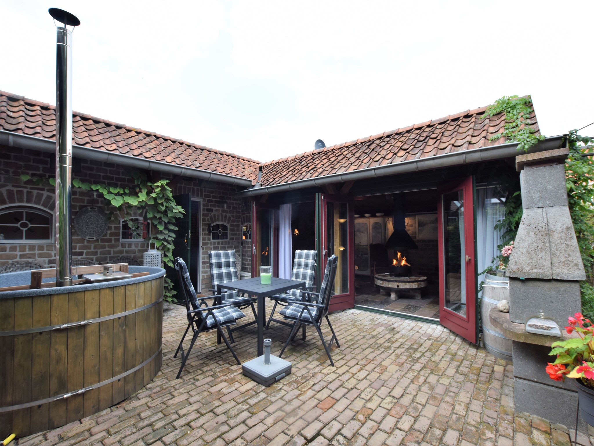Foto's Gezellig vakantiehuis met bubbelbad - Belvilla by Oyo