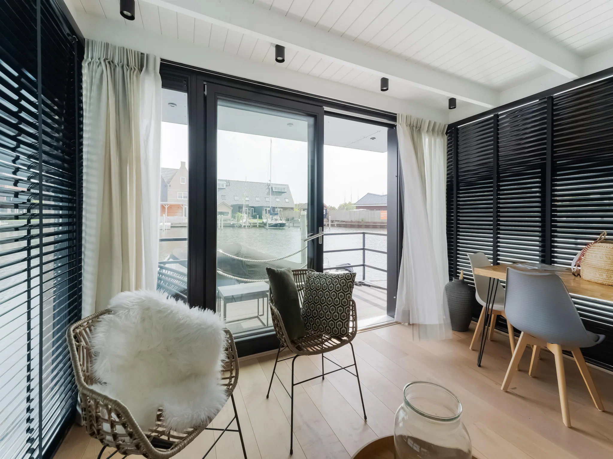 Foto's Boathouse aan het water in Stavoren met een tuin - Belvilla by Oyo