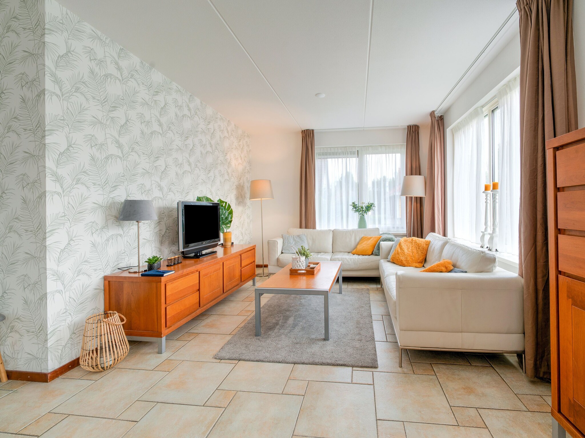 Foto's Aangenaam vakantiehuis in Zeewolde met gedeeld zwembad - Belvilla by Oyo
