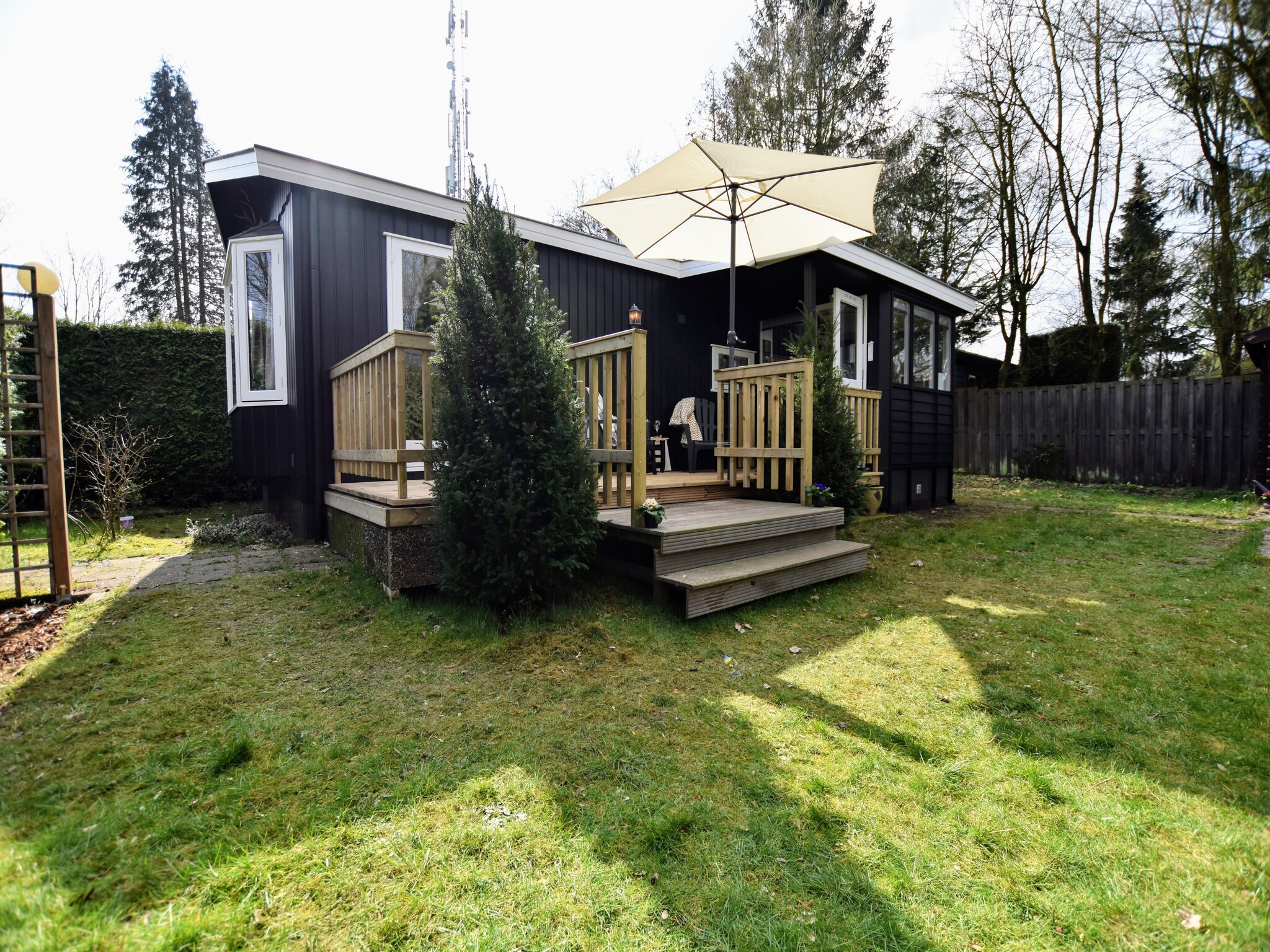 Foto's Sfeervolle chalet op de Veluwe met veranda en omheinde tuin - Belvilla by Oyo