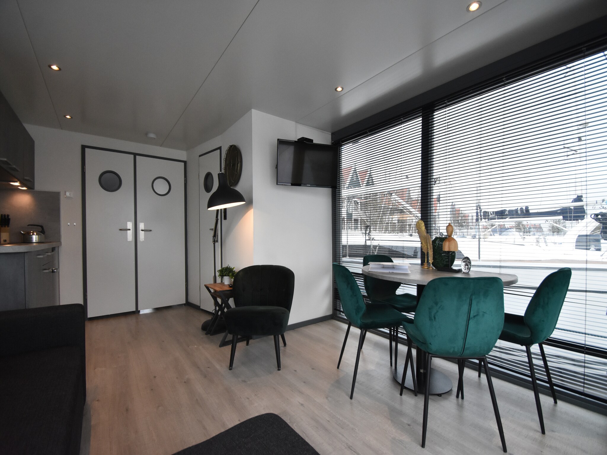 Foto's Moderne woonboot in Volendam met een gedeeld zwembad - Belvilla by Oyo