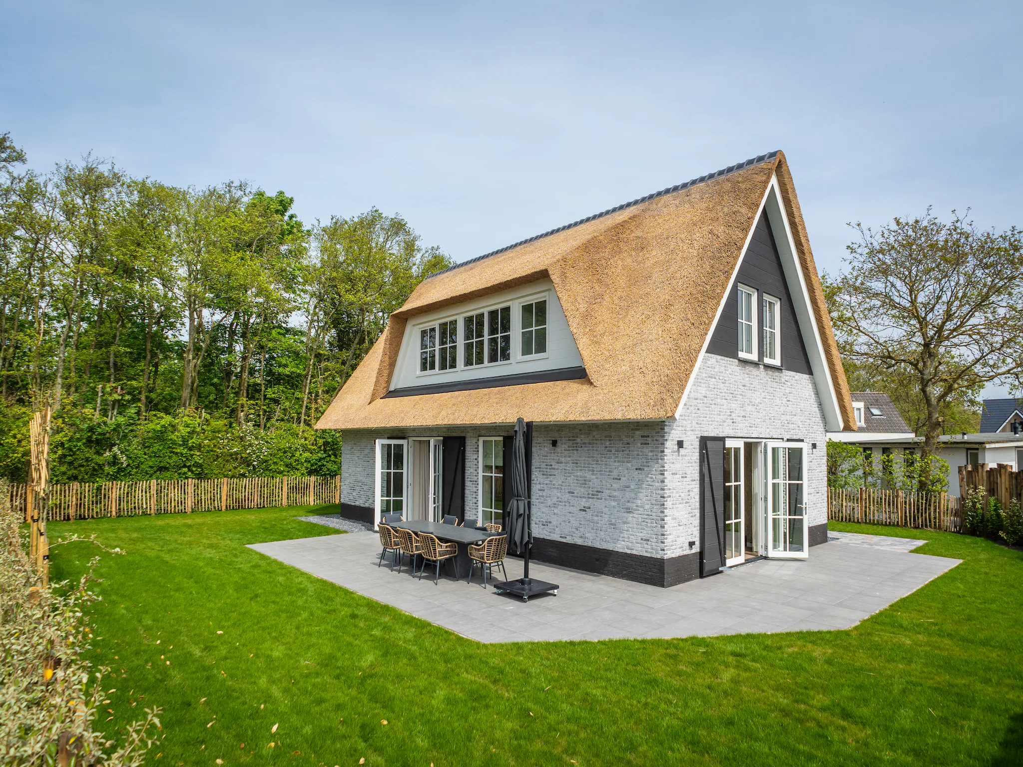Foto's Nieuwe rietgedekte villa nabij het strand - Belvilla by Oyo