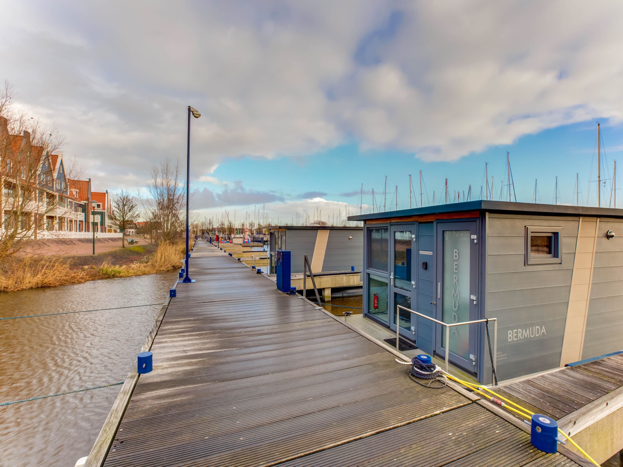 Foto's Woonboot in jachthaven van Volendam - Belvilla by Oyo