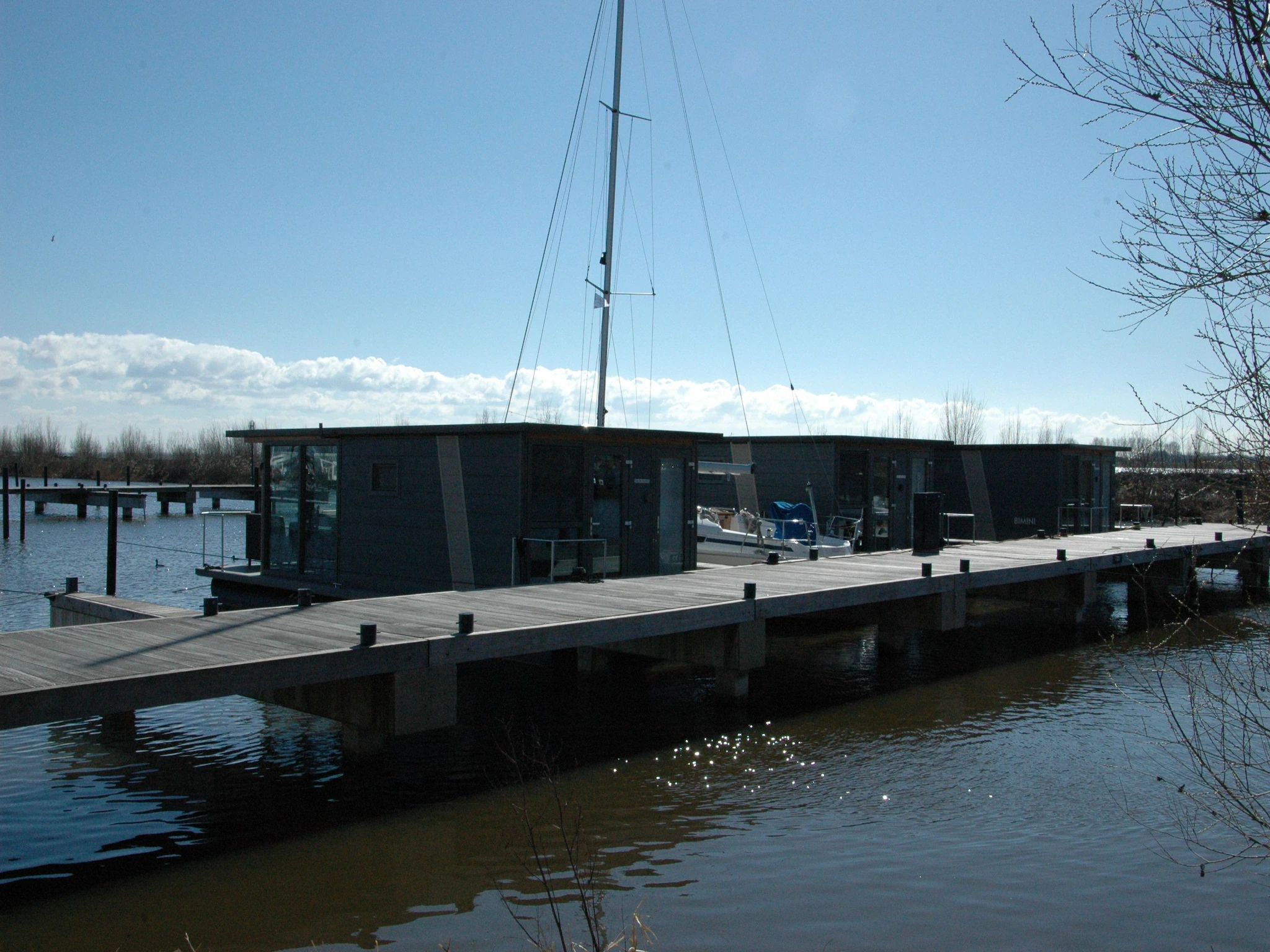 Foto's Moderne woonboot in Volendam met een gedeeld zwembad - Belvilla by Oyo