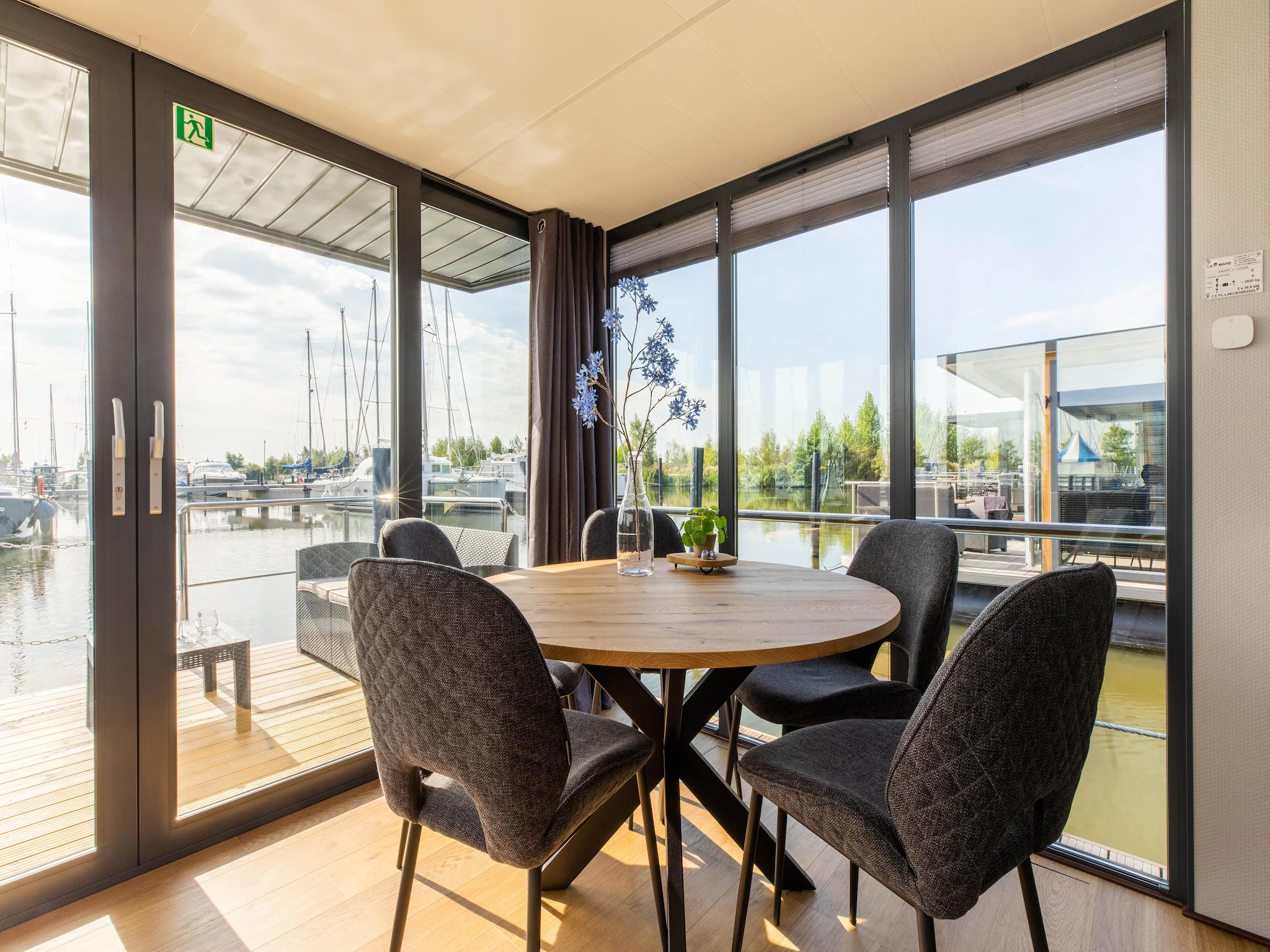 Foto's Comfortabele woonboot in jachthaven Volendam - Belvilla by Oyo