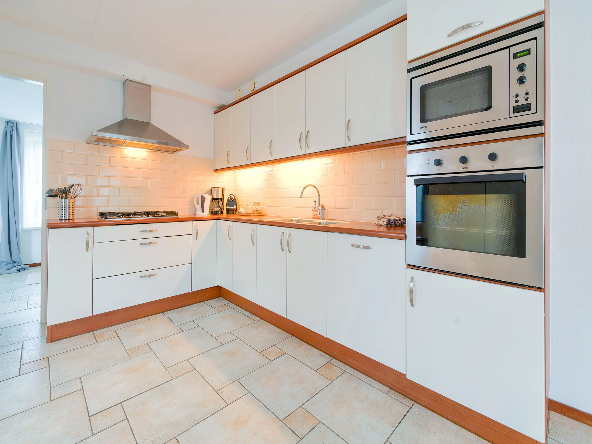Foto's Aangenaam vakantiehuis in Zeewolde met gedeeld zwembad - Belvilla by Oyo