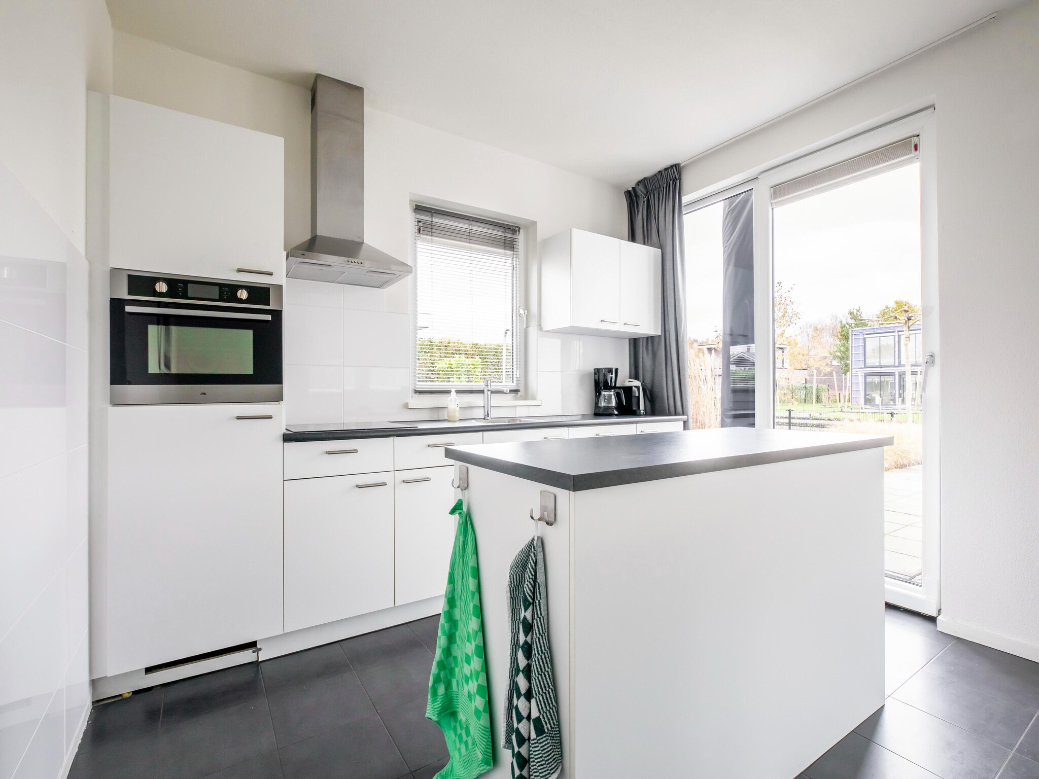 Foto's Moderne villa bij Harderwijk met bubbelbad - Belvilla by Oyo