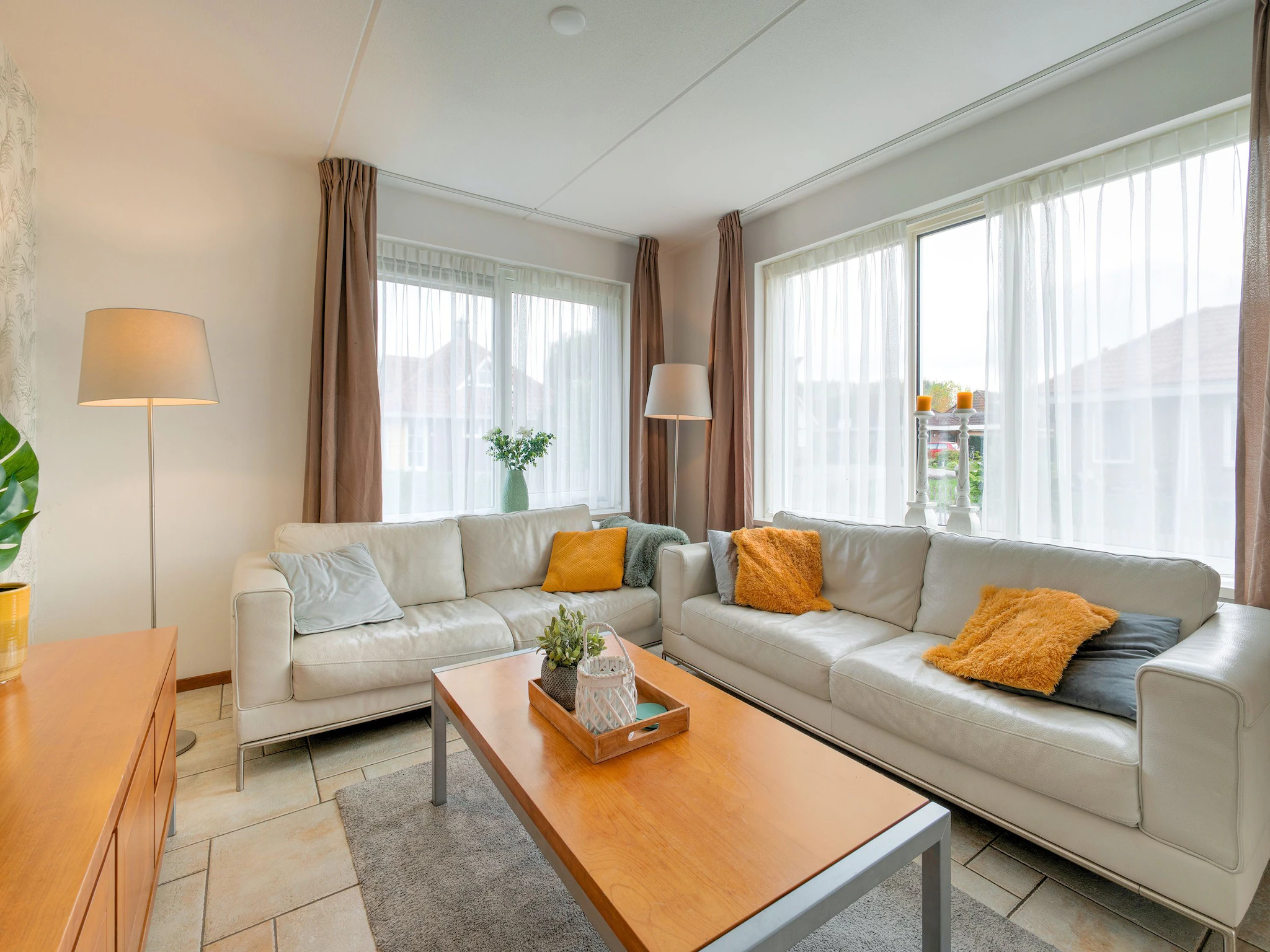 Foto's Aangenaam vakantiehuis in Zeewolde met gedeeld zwembad - Belvilla by Oyo
