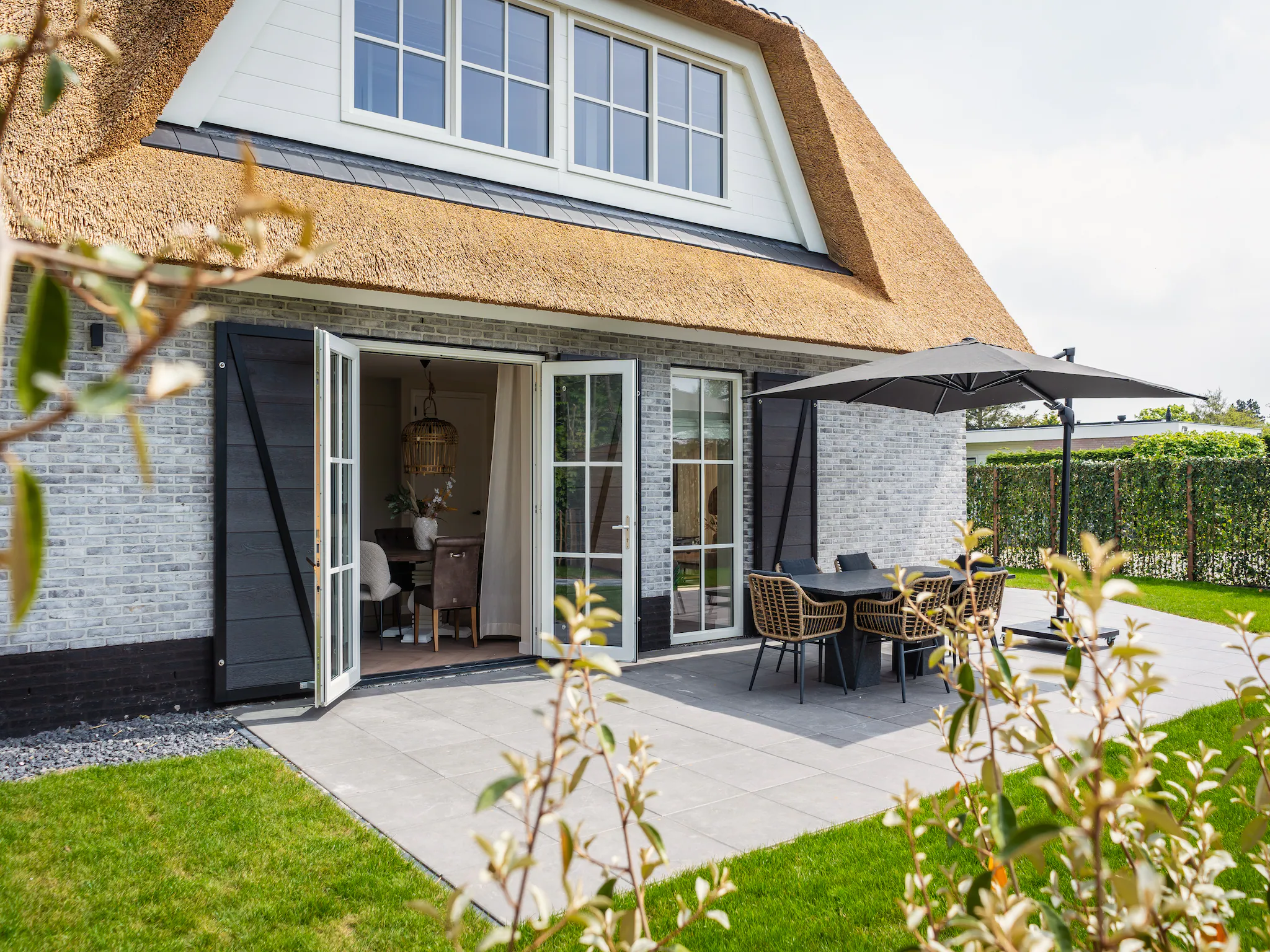 Foto's Nieuwe rietgedekte villa nabij het strand - Belvilla by Oyo