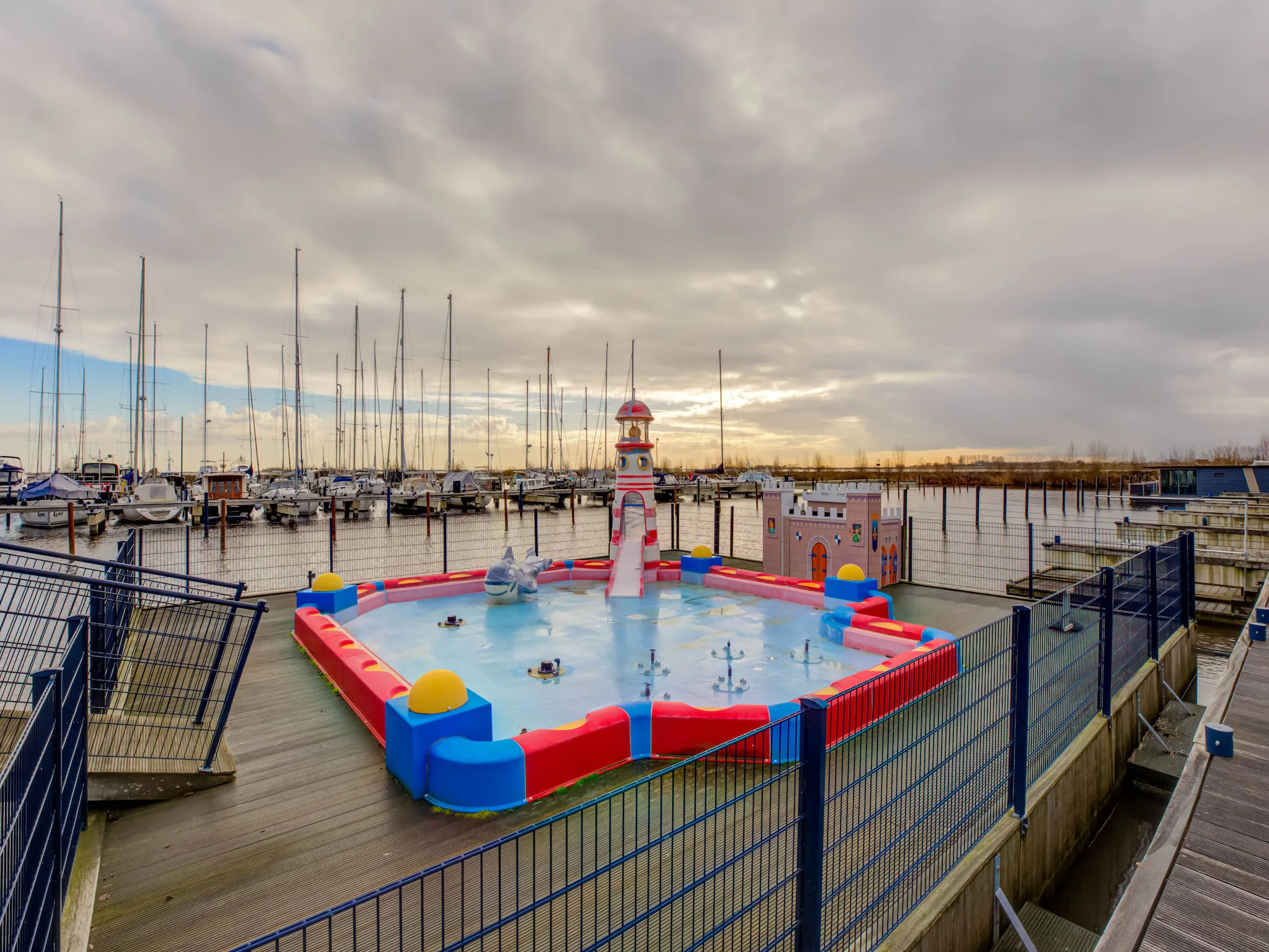 Foto's Woonboot in jachthaven van Volendam - Belvilla by Oyo