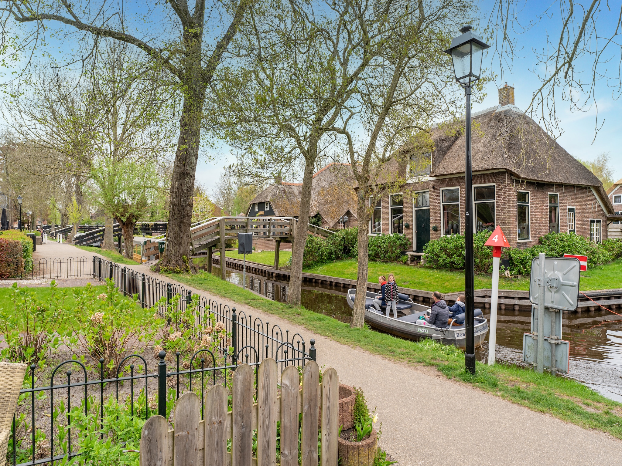 Foto's 4 pers. logies in Giethoorn met ontbijt en kano - Belvilla by Oyo