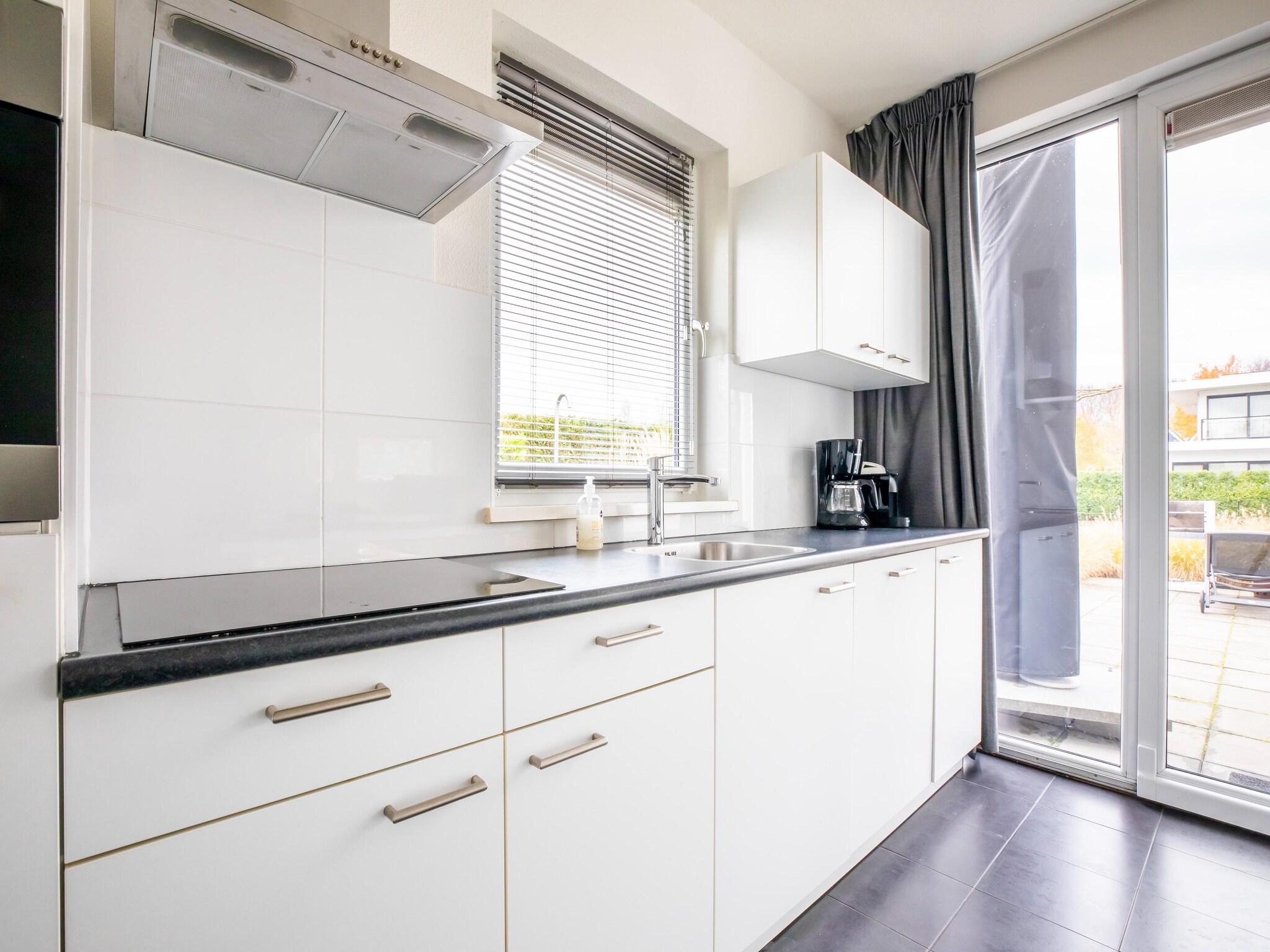 Foto's Moderne villa bij Harderwijk met bubbelbad - Belvilla by Oyo