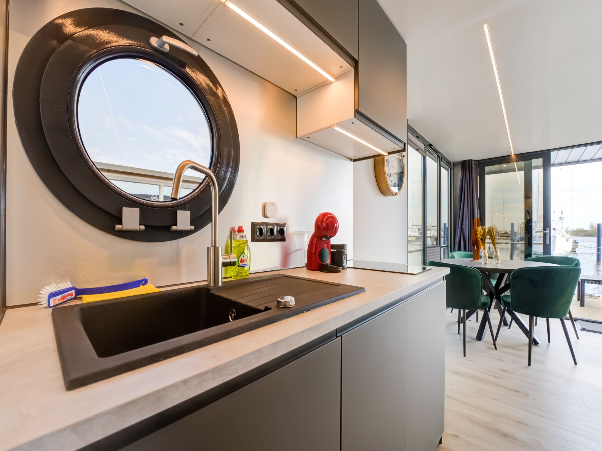 Foto's woonboot in jachthaven van Volendam met zwembad - Belvilla by Oyo