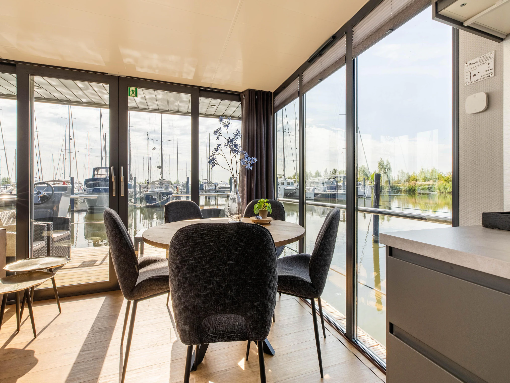 Foto's Comfortabele woonboot in jachthaven Volendam - Belvilla by Oyo