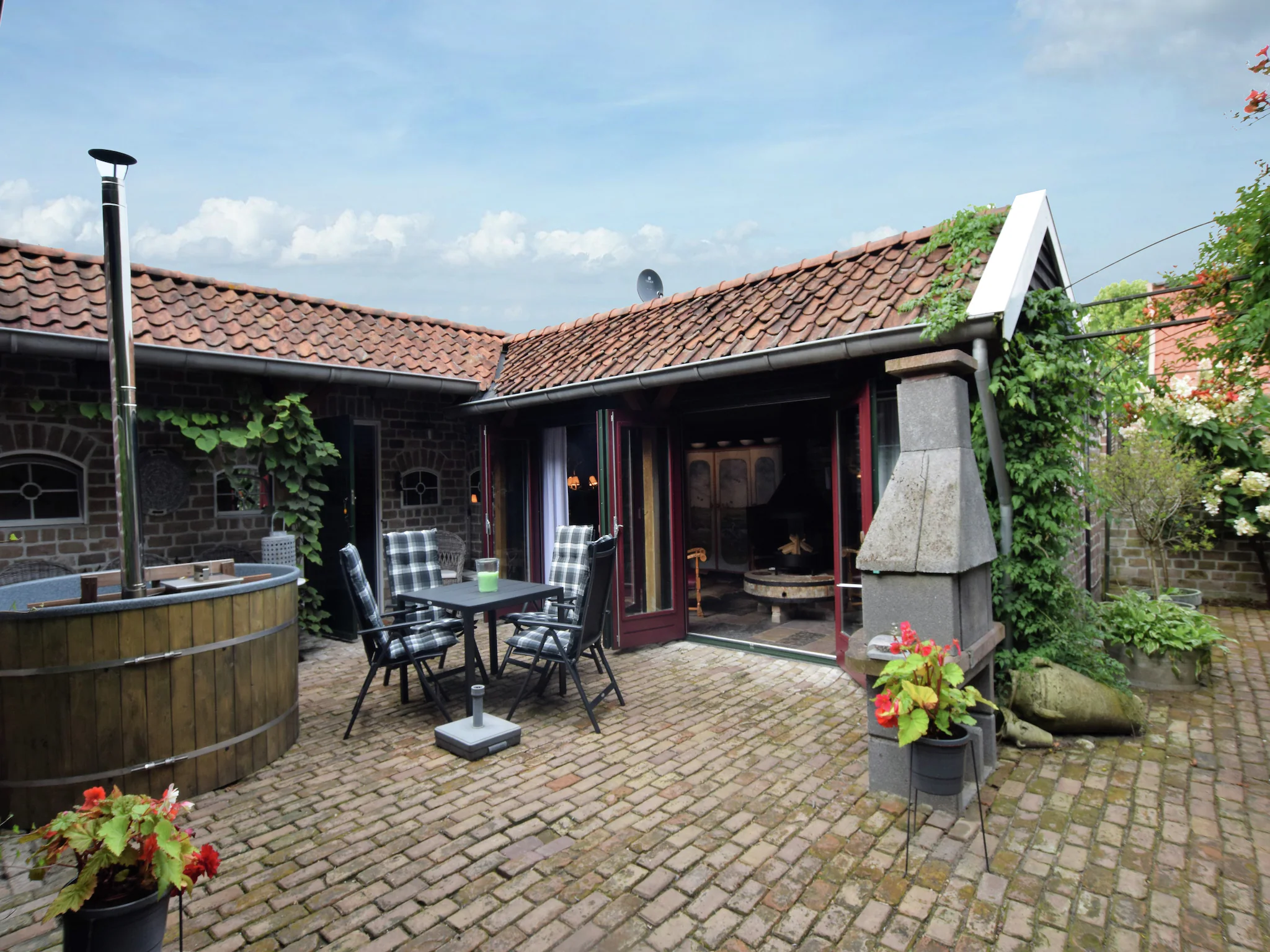 Foto's Gezellig vakantiehuis met bubbelbad - Belvilla by Oyo