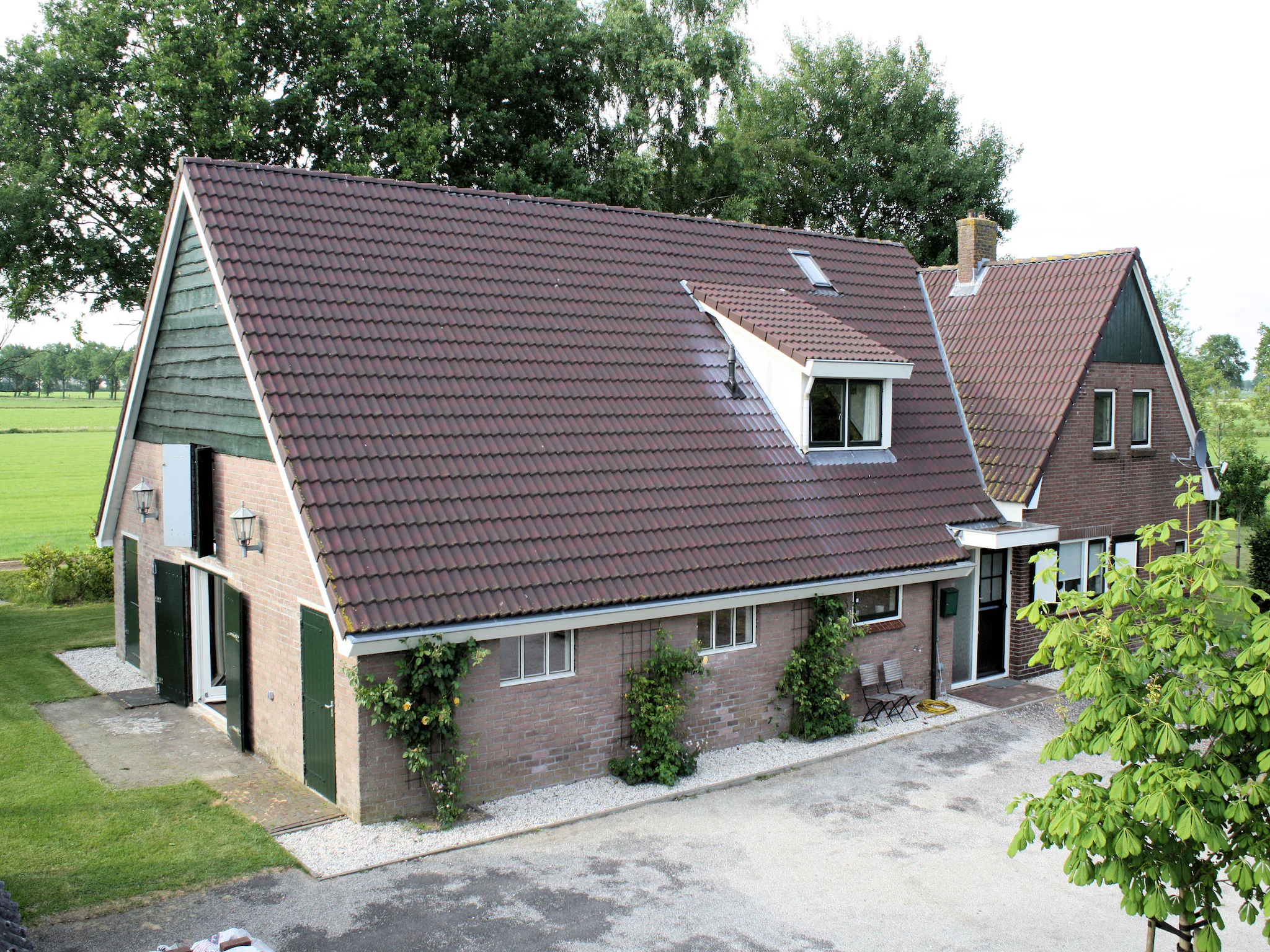 Foto's Vrijstaande sfeervolle woonboerderij met tuin - Belvilla by Oyo