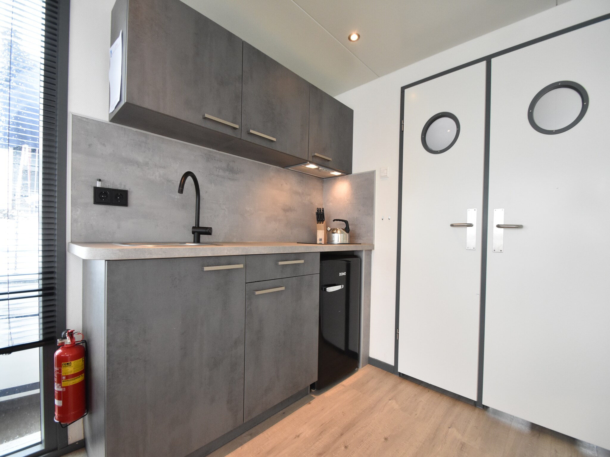 Foto's Moderne woonboot in Volendam met een gedeeld zwembad - Belvilla by Oyo