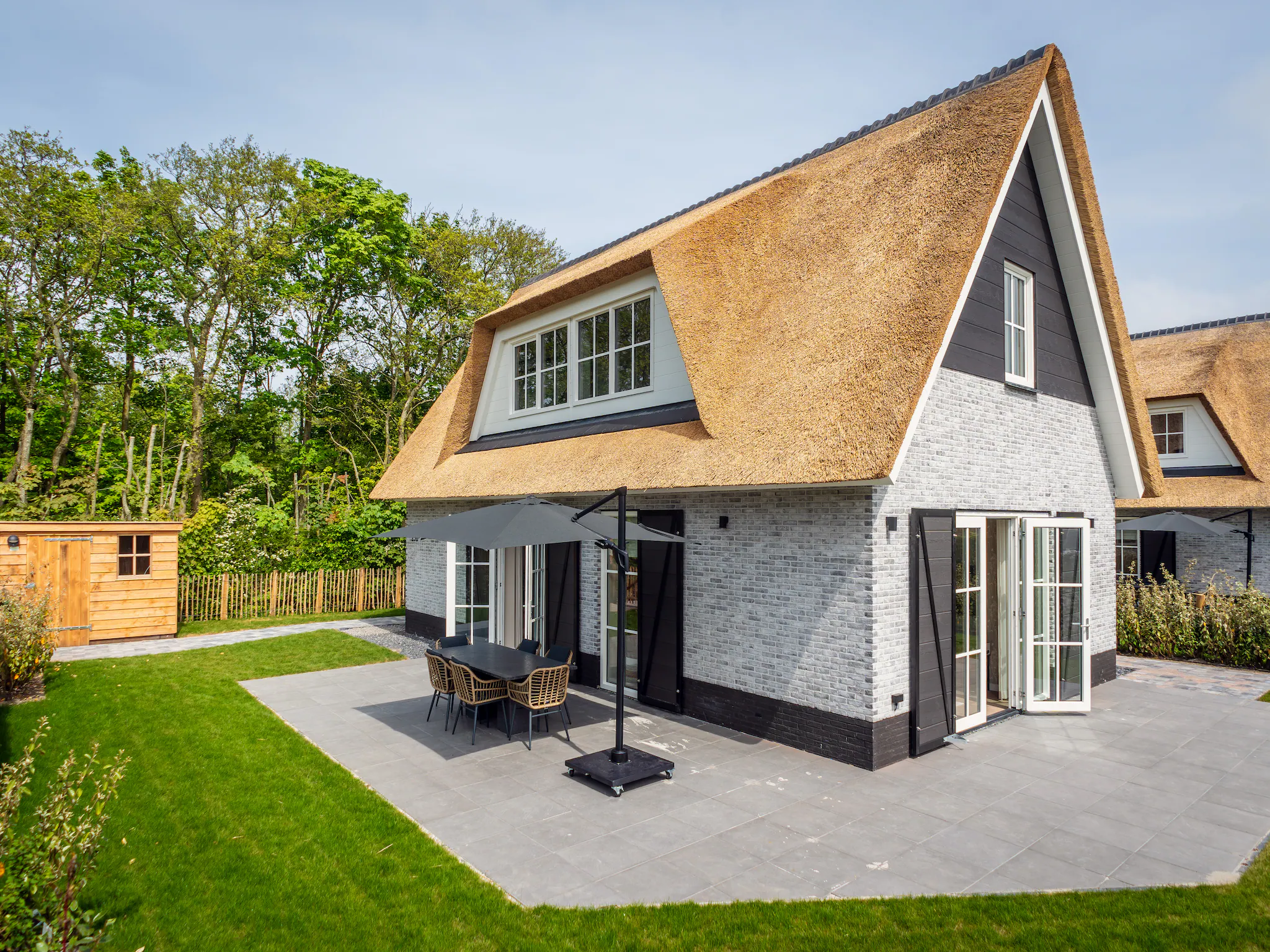 Foto's Nieuwe rietgedekte villa nabij het strand - Belvilla by Oyo