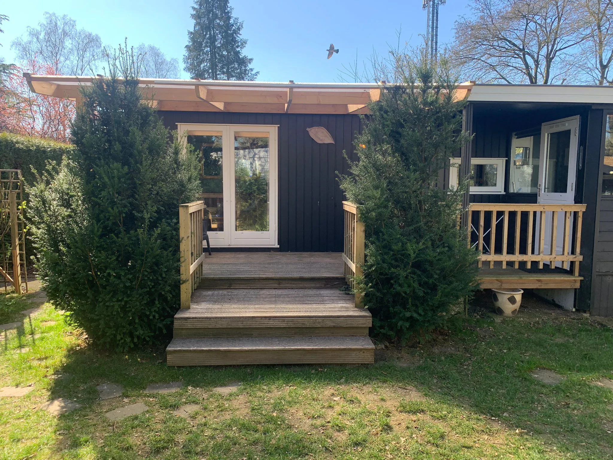 Foto's Sfeervolle chalet op de Veluwe met veranda en omheinde tuin - Belvilla by Oyo