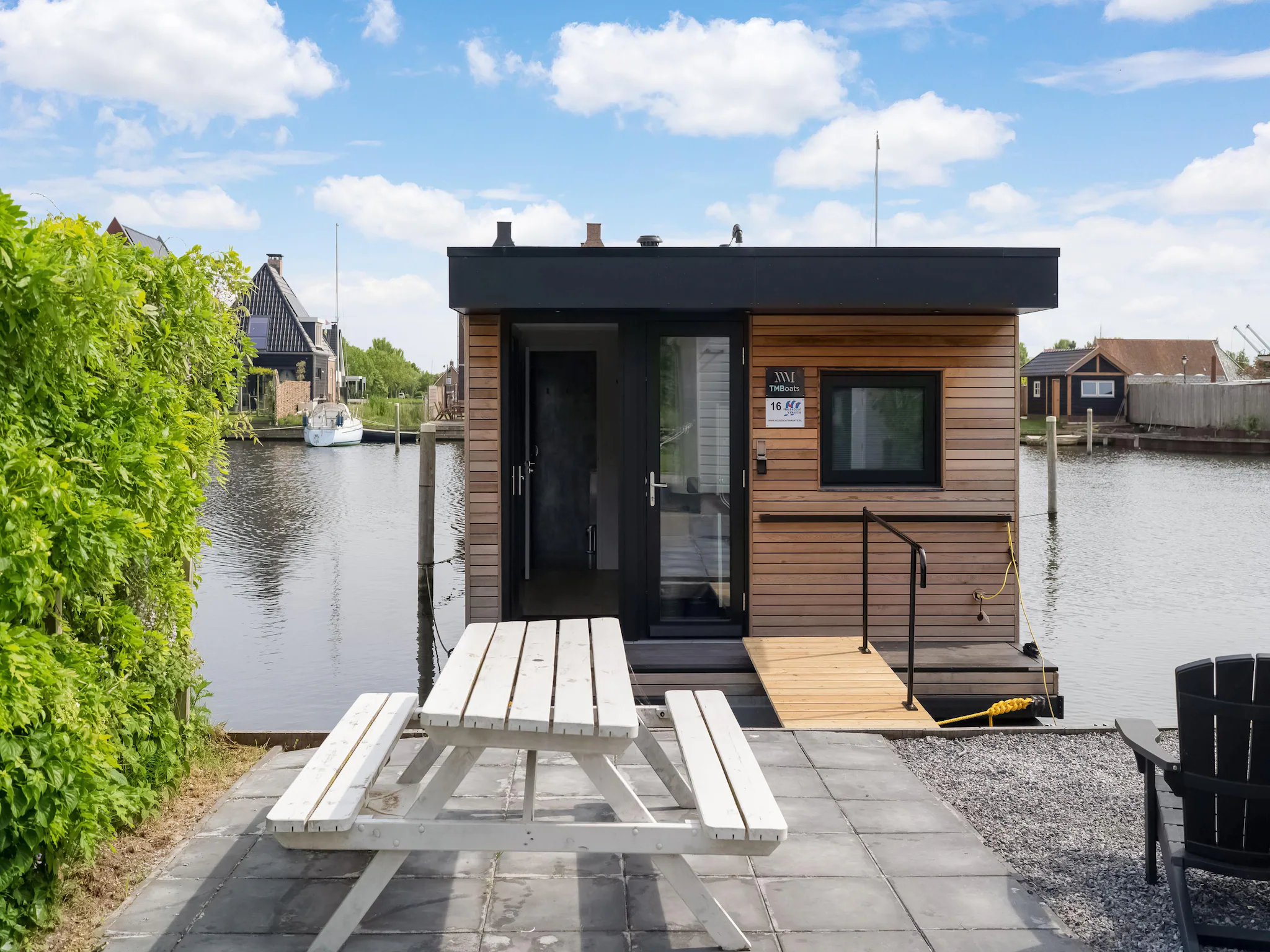 Foto's Boathouse aan het water in Stavoren met een tuin - Belvilla by Oyo