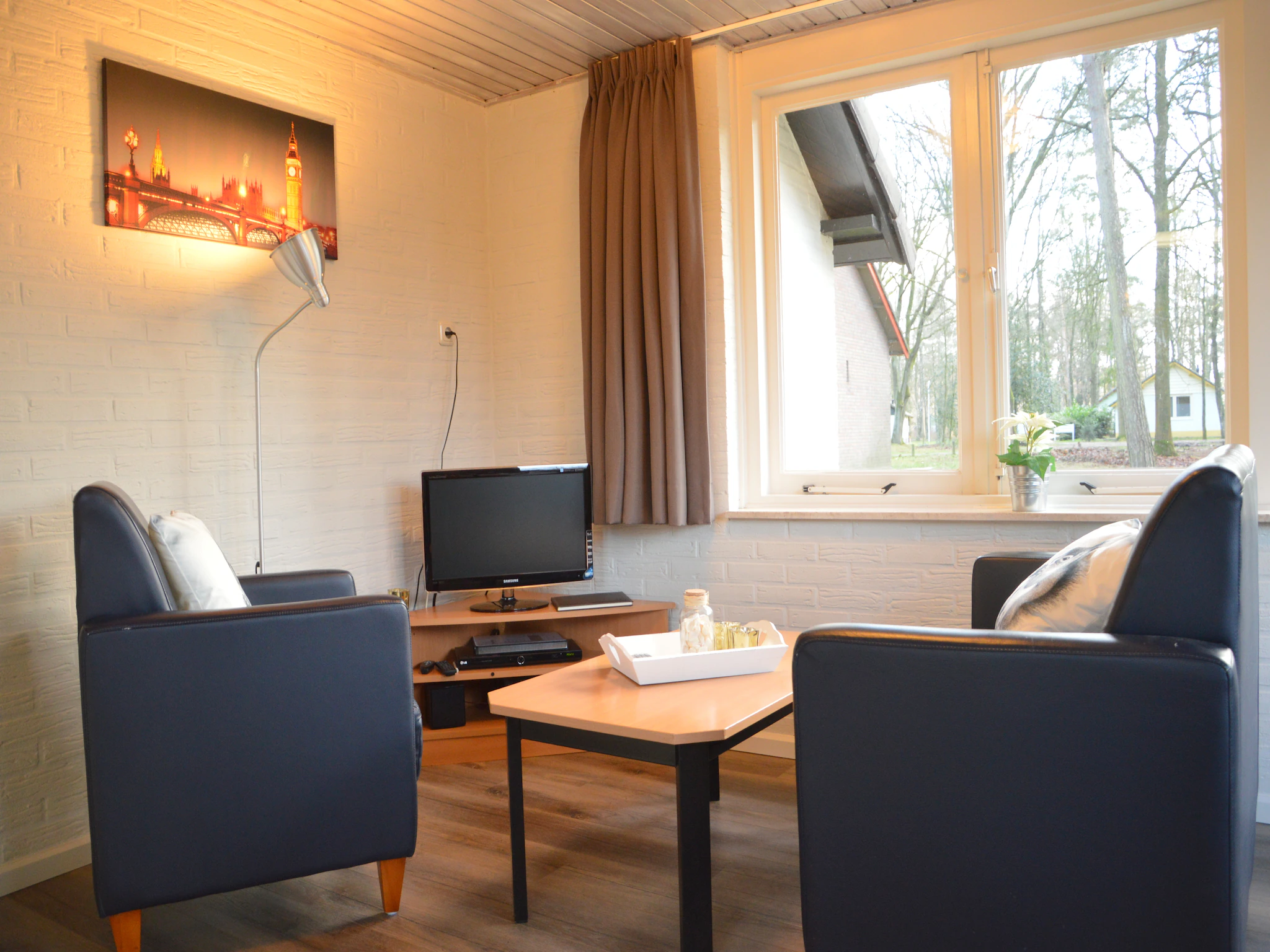 Foto's bungalow op een natuurrijkpark aan een groot ven - Belvilla by Oyo