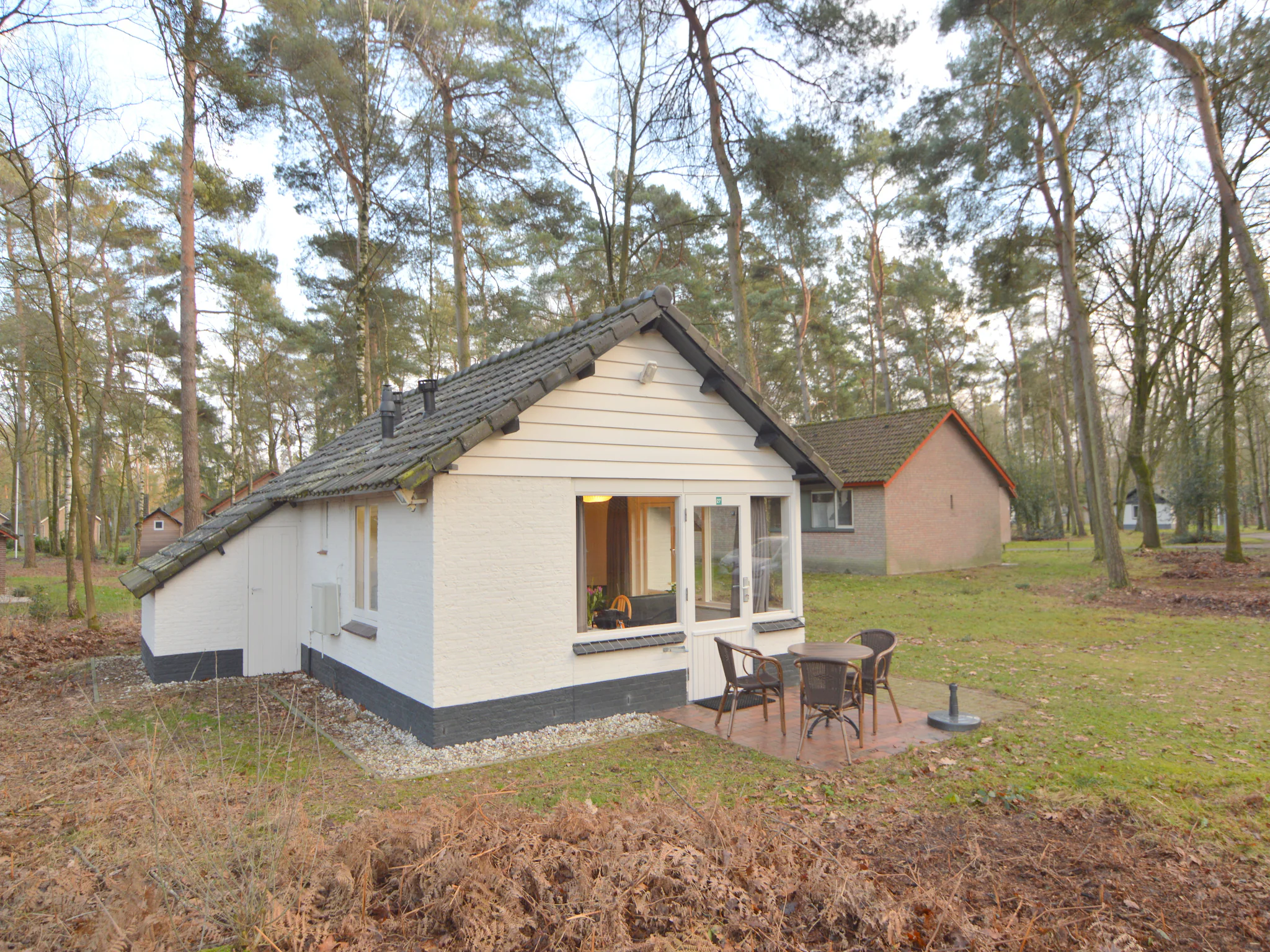 Foto's bungalow op een natuurrijkpark aan een groot ven - Belvilla by Oyo