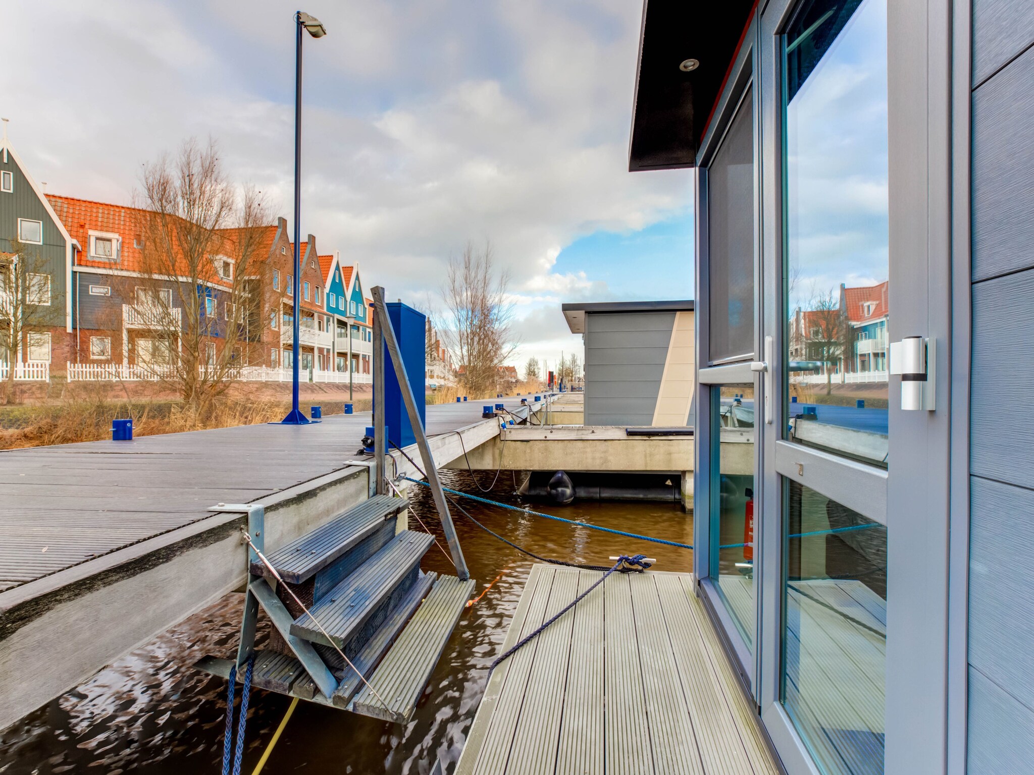 Foto's Woonboot in jachthaven van Volendam - Belvilla by Oyo
