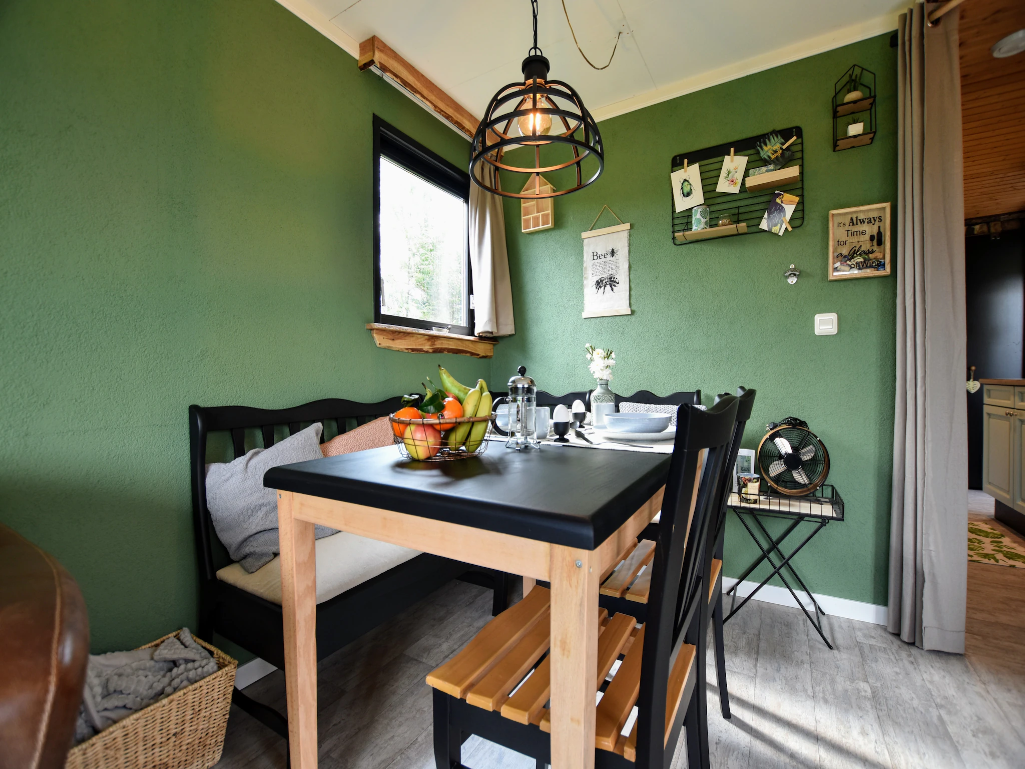 Foto's Sfeervolle chalet op de Veluwe met veranda en omheinde tuin - Belvilla by Oyo
