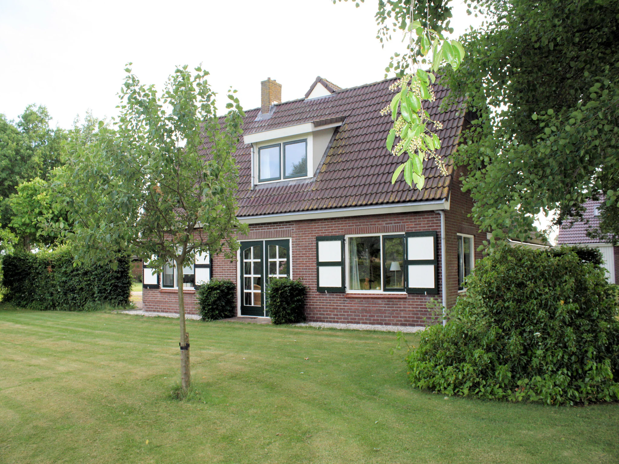 Foto's Vrijstaande sfeervolle woonboerderij met tuin - Belvilla by Oyo