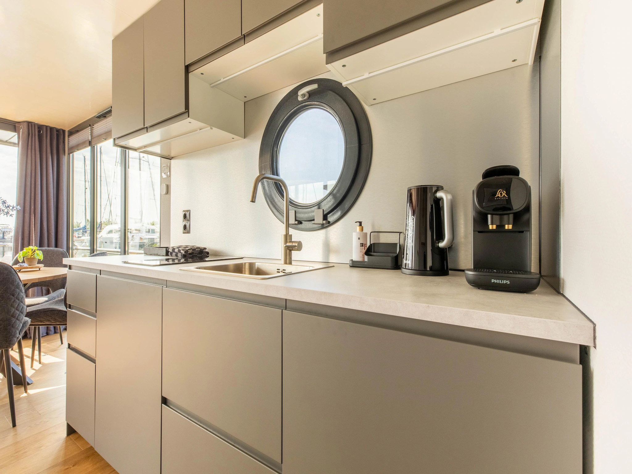 Foto's Comfortabele woonboot in jachthaven Volendam - Belvilla by Oyo