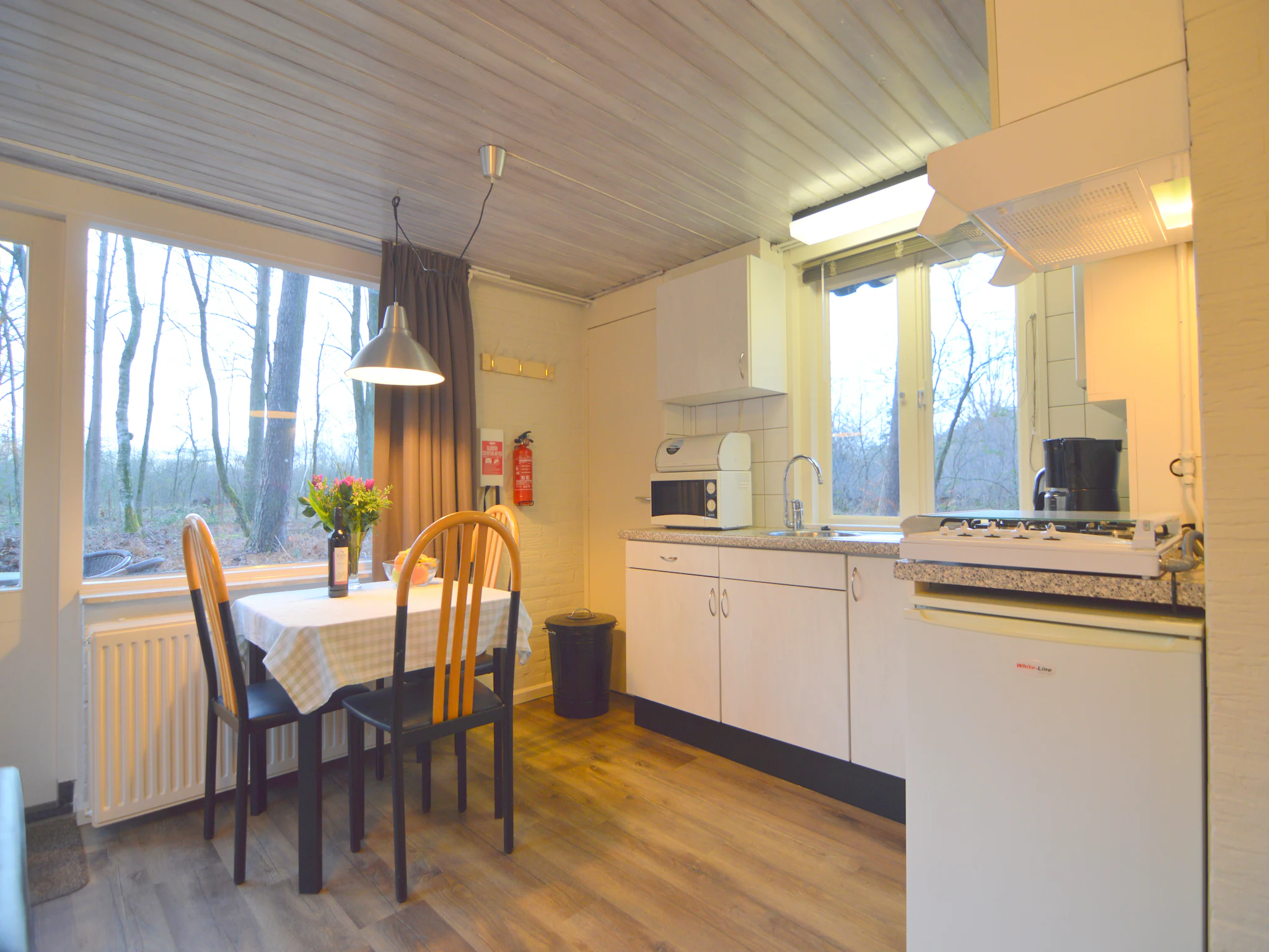 Foto's bungalow op een natuurrijkpark aan een groot ven - Belvilla by Oyo