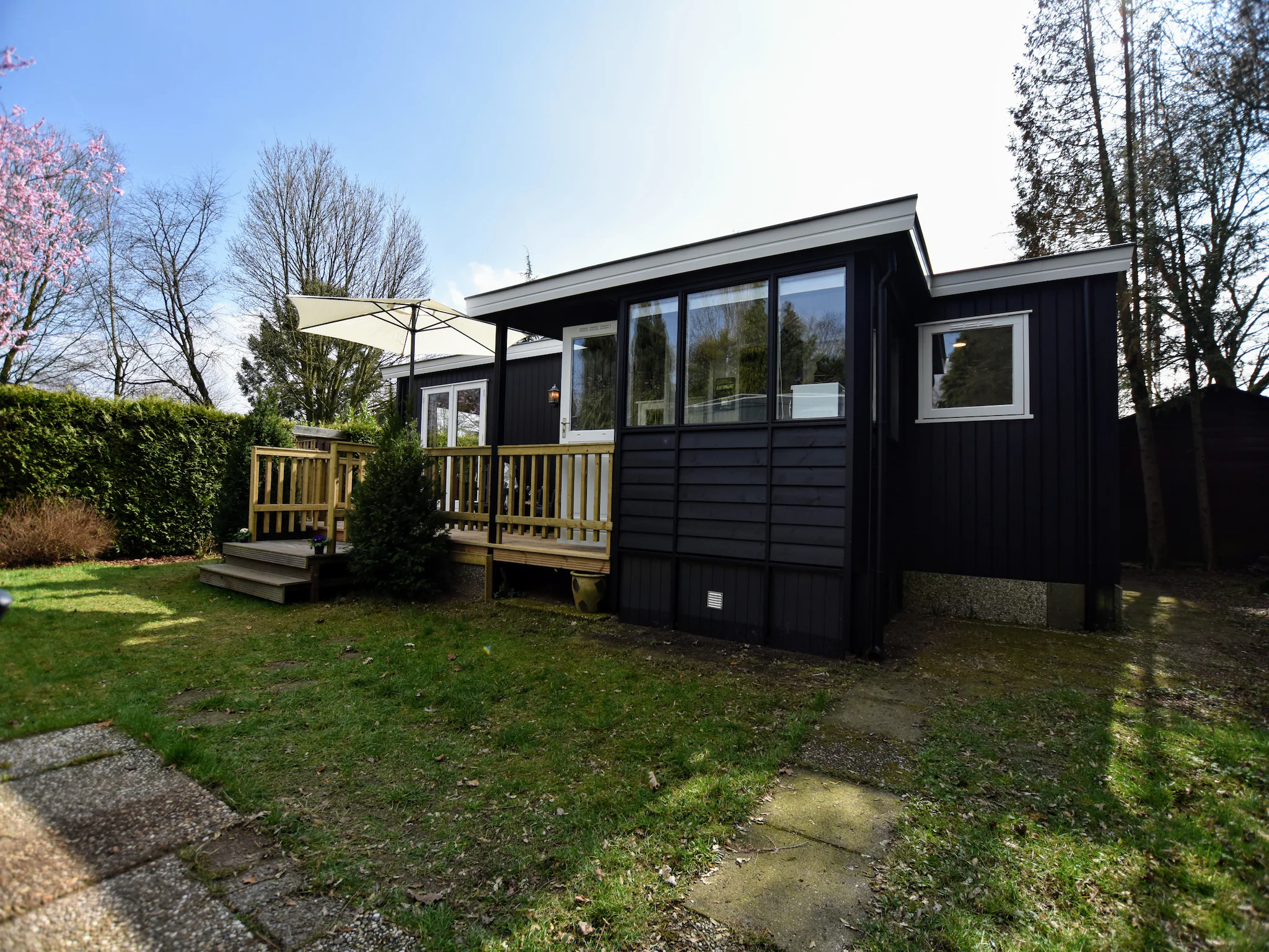 Foto's Sfeervolle chalet op de Veluwe met veranda en omheinde tuin - Belvilla by Oyo