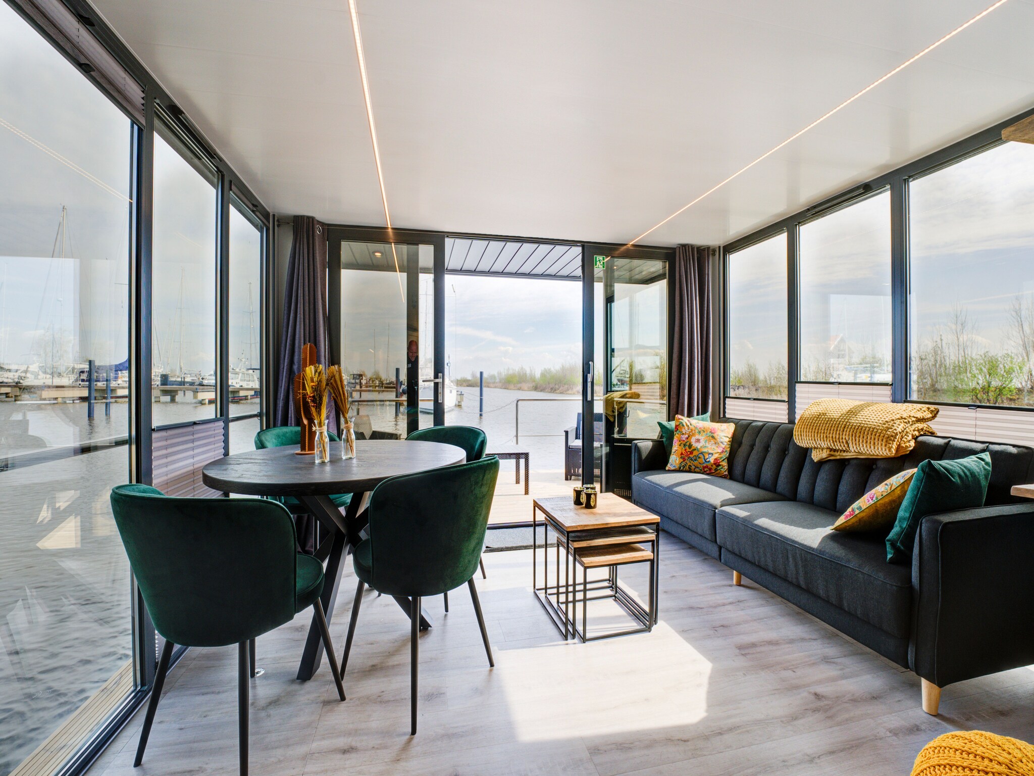 Foto's woonboot in jachthaven van Volendam met zwembad - Belvilla by Oyo