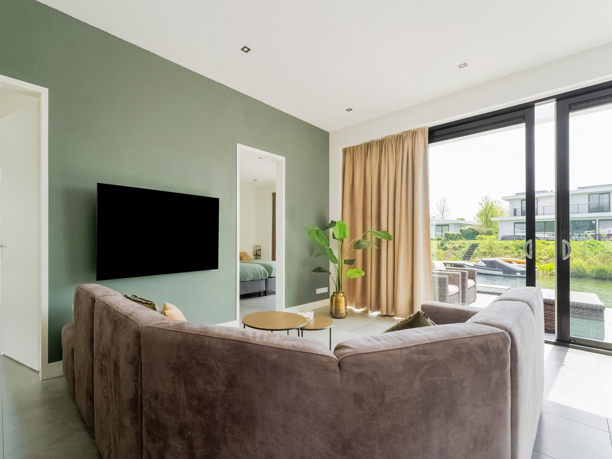 Foto's Heerlijke villa in Harderhaven met een terras - Belvilla by Oyo