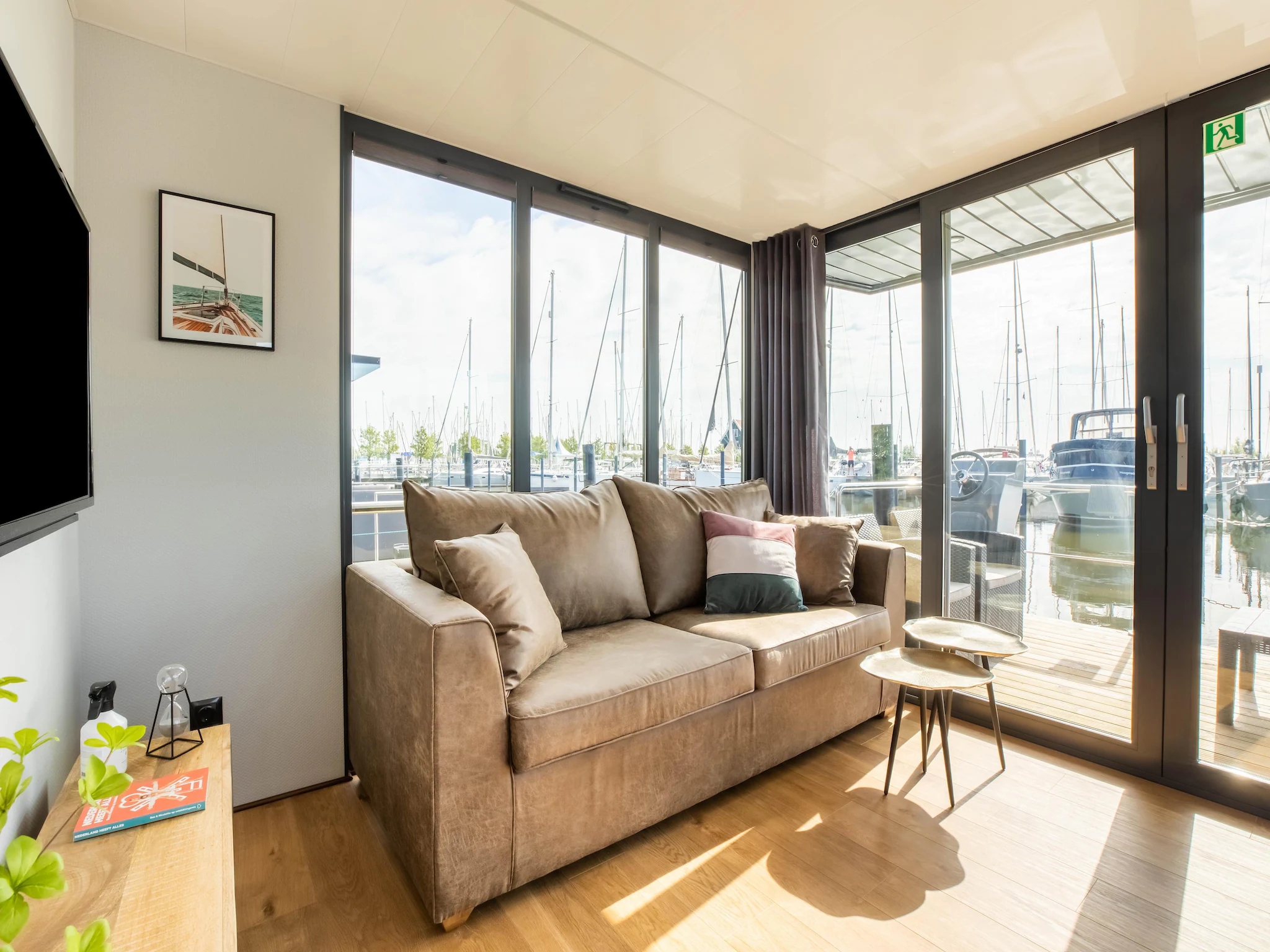 Foto's Comfortabele woonboot in jachthaven Volendam - Belvilla by Oyo
