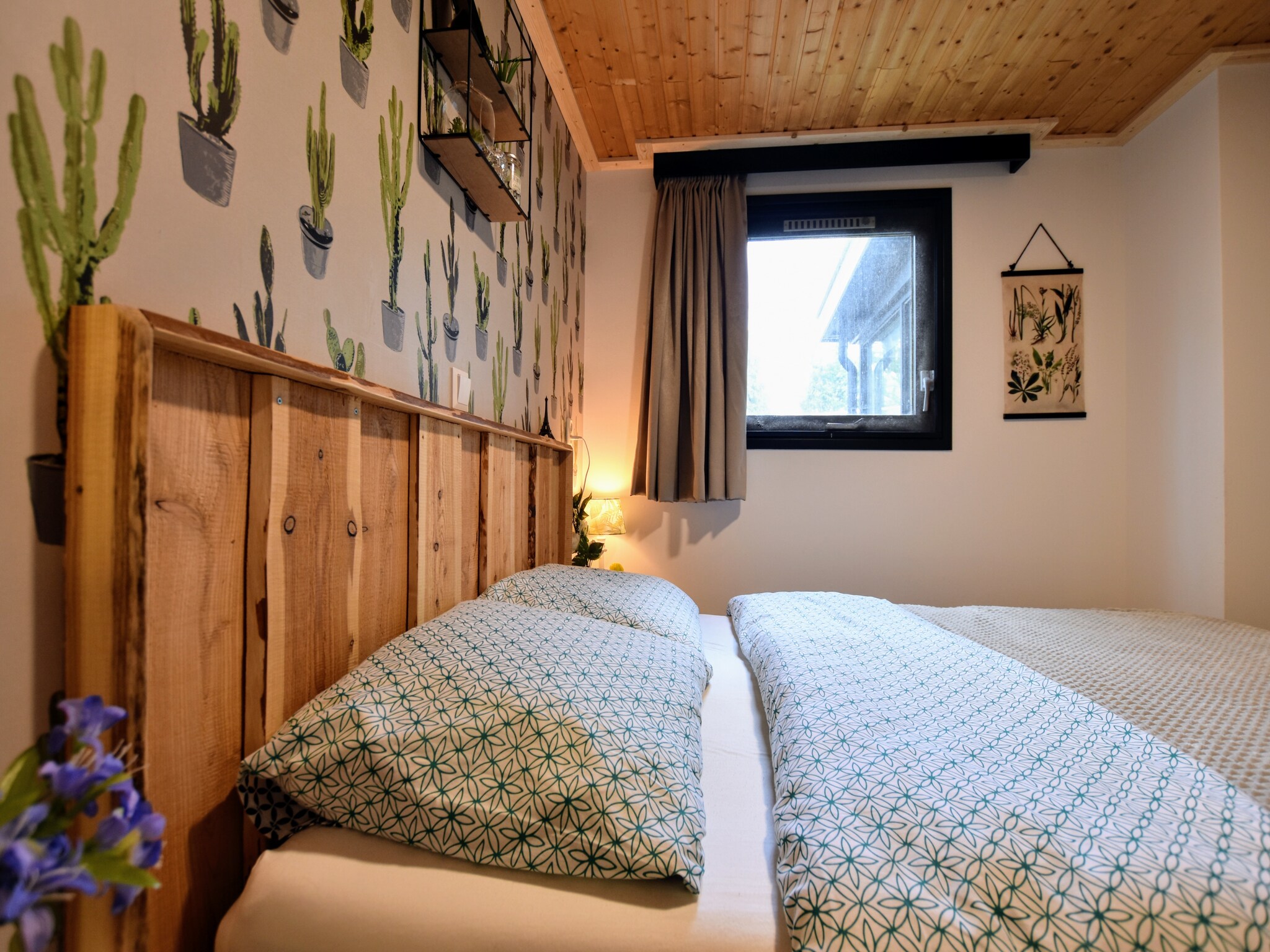 Foto's Sfeervolle chalet op de Veluwe met veranda en omheinde tuin - Belvilla by Oyo