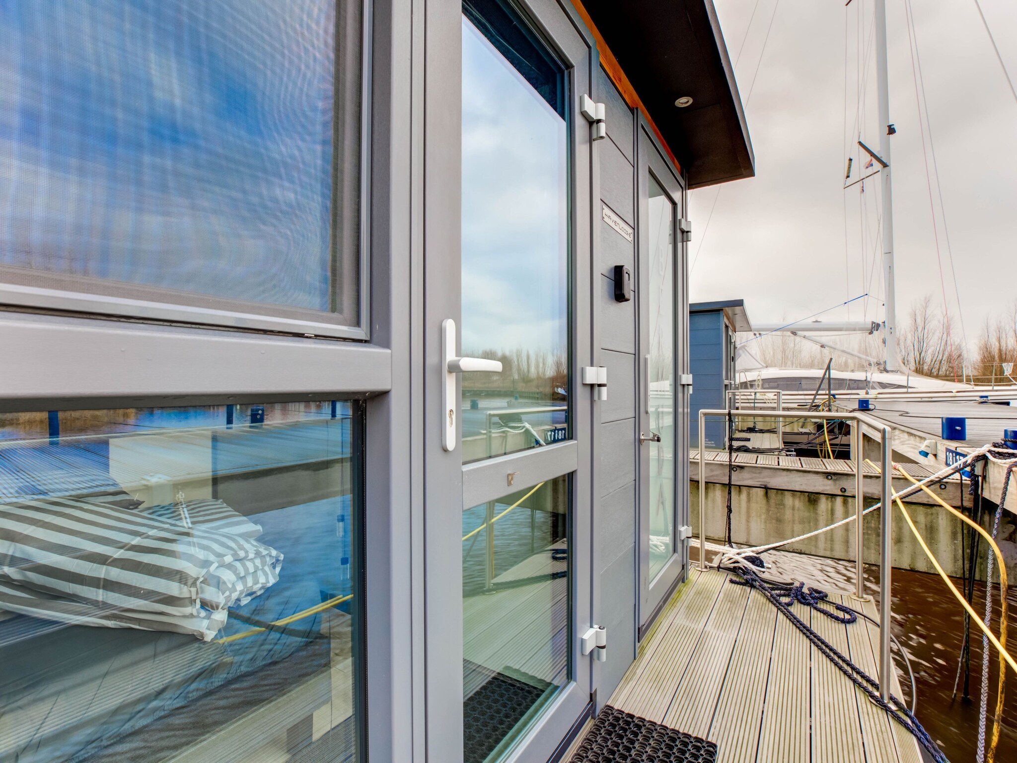 Foto's Woonboot in jachthaven van Volendam - Belvilla by Oyo