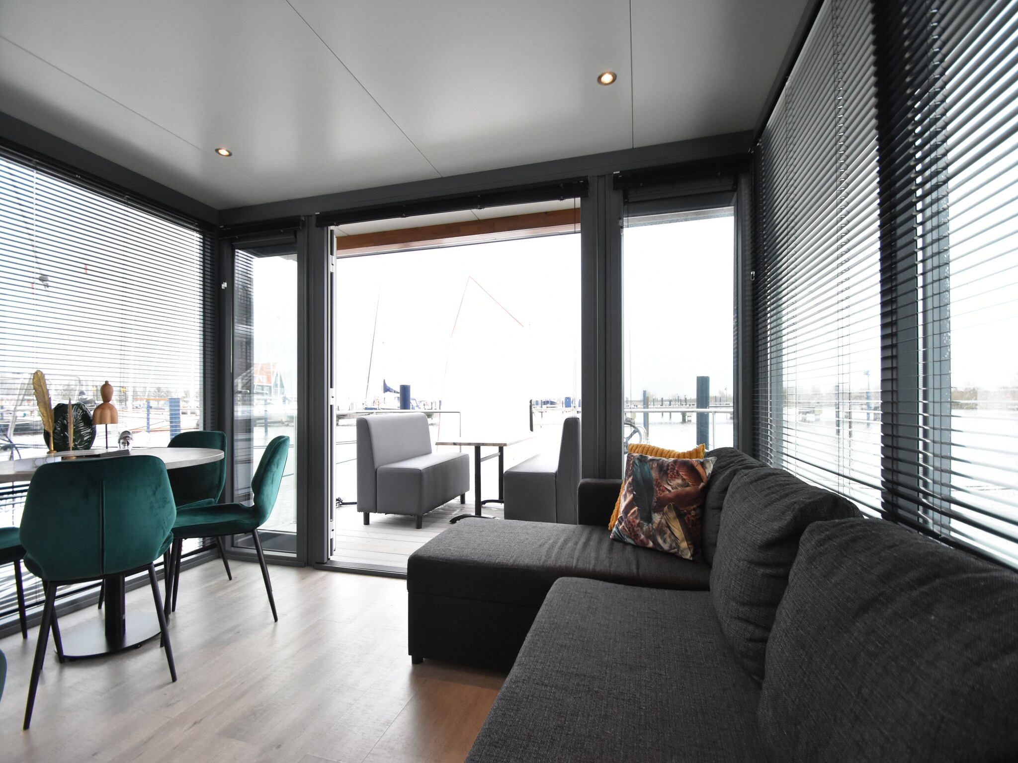 Foto's Moderne woonboot in Volendam met een gedeeld zwembad - Belvilla by Oyo