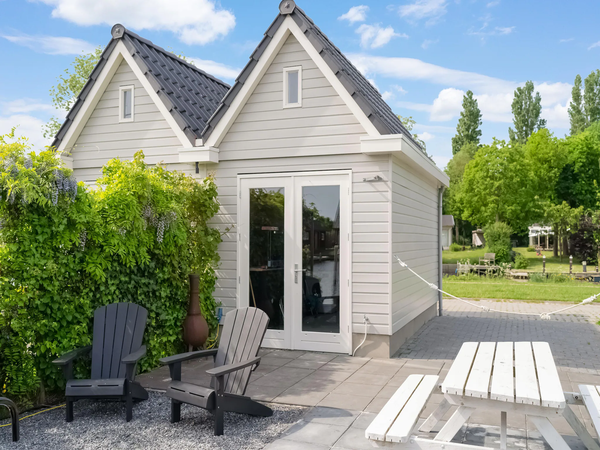 Foto's Boathouse aan het water in Stavoren met een tuin - Belvilla by Oyo