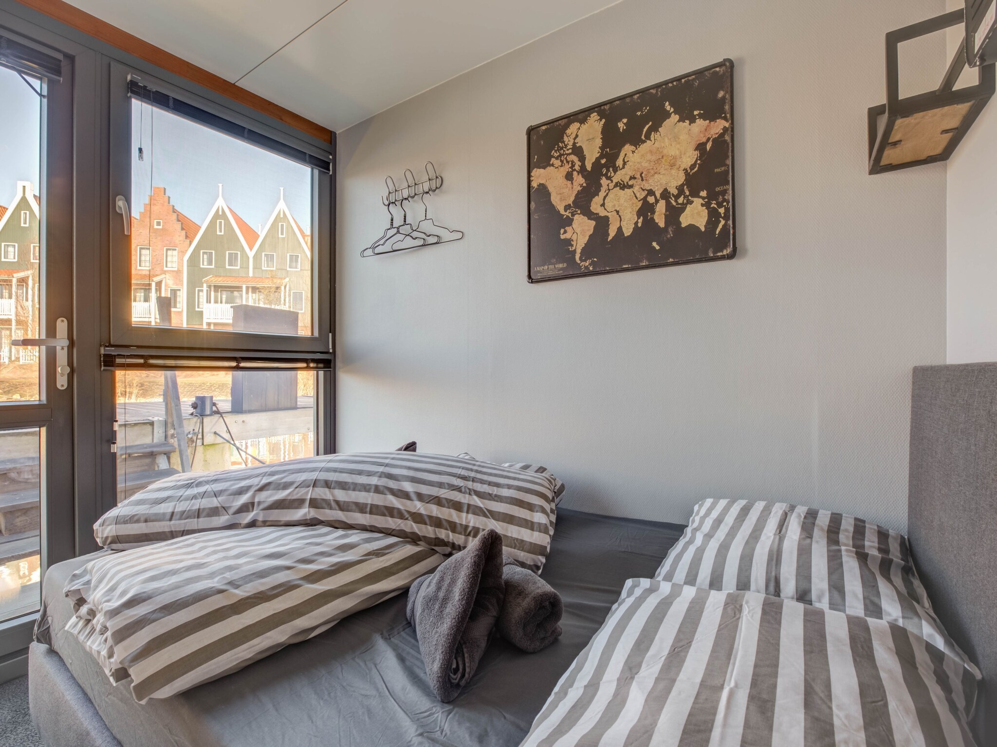 Foto's Woonboot in jachthaven van Volendam - Belvilla by Oyo