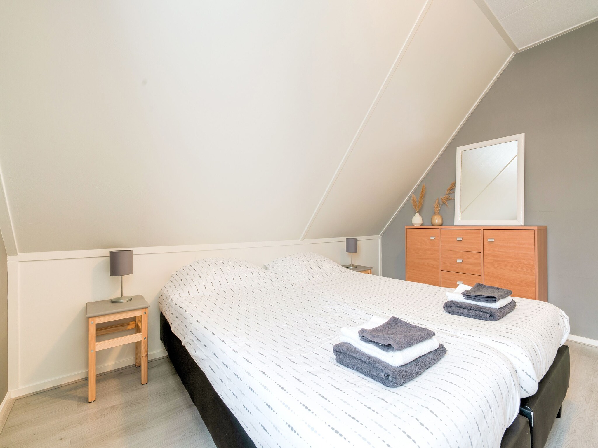 Foto's Aangenaam vakantiehuis in Zeewolde met gedeeld zwembad - Belvilla by Oyo