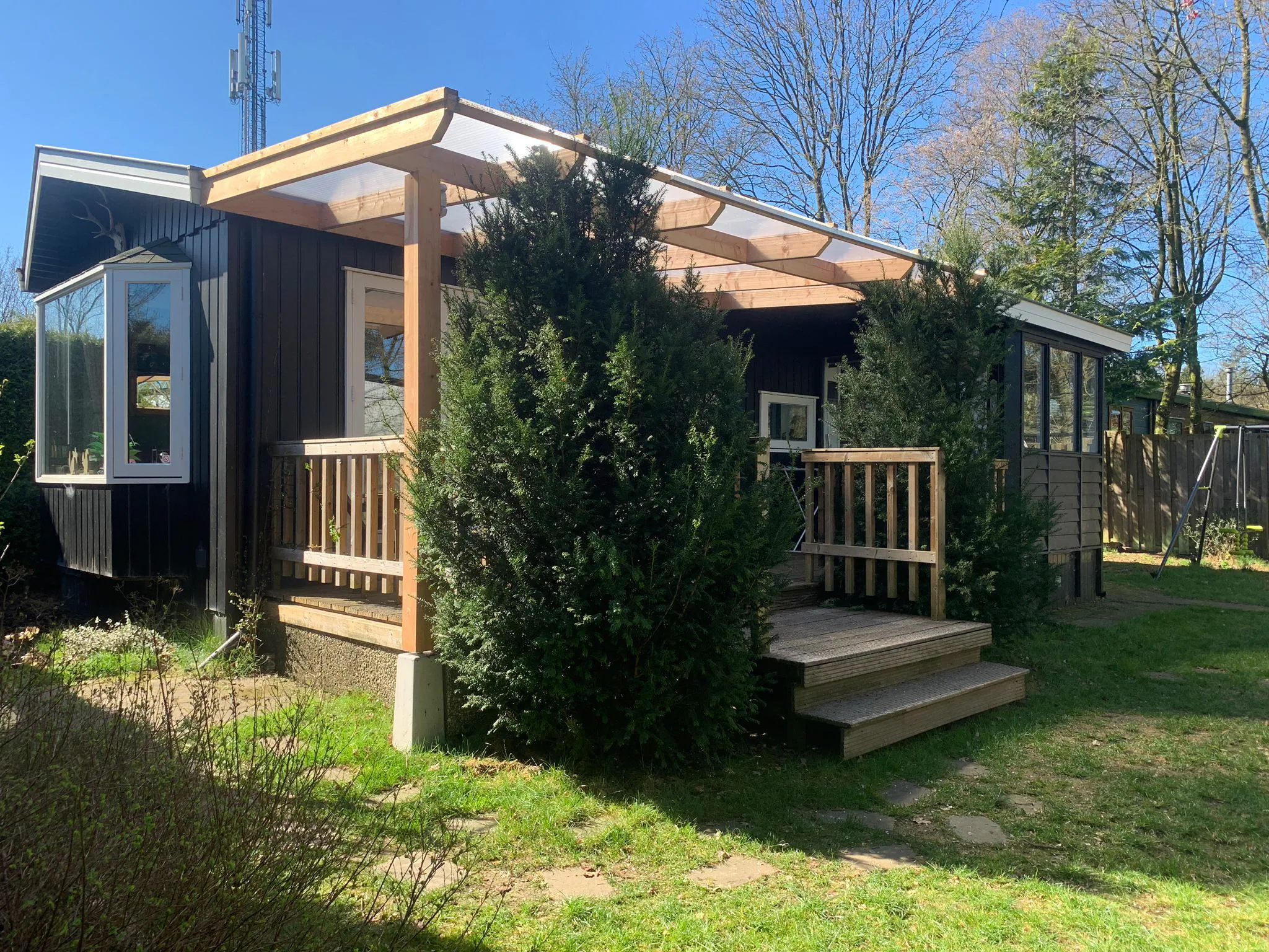 Foto's Sfeervolle chalet op de Veluwe met veranda en omheinde tuin - Belvilla by Oyo