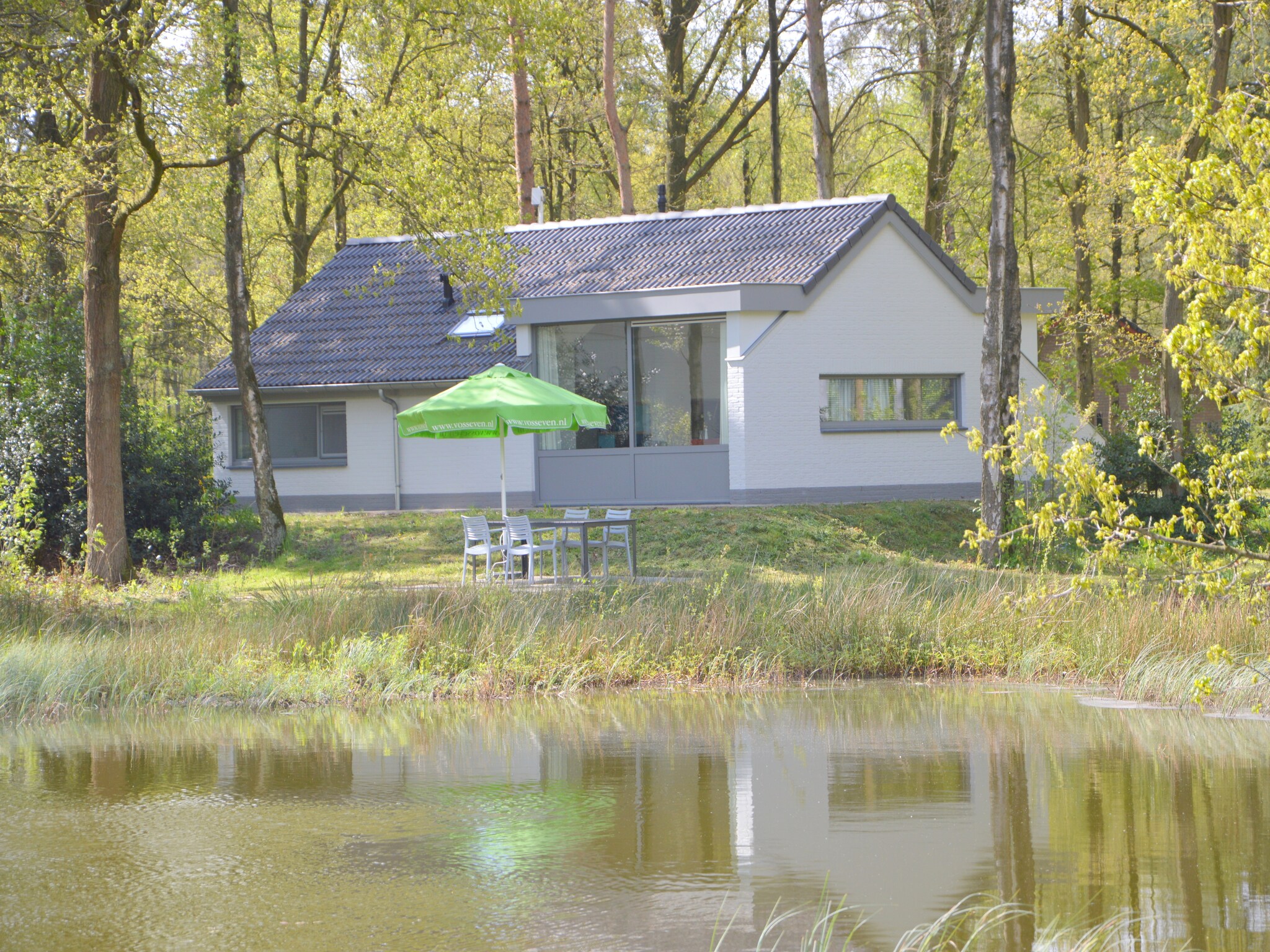 Foto's Bungalow met uitzicht op mooie vijver - Belvilla by Oyo