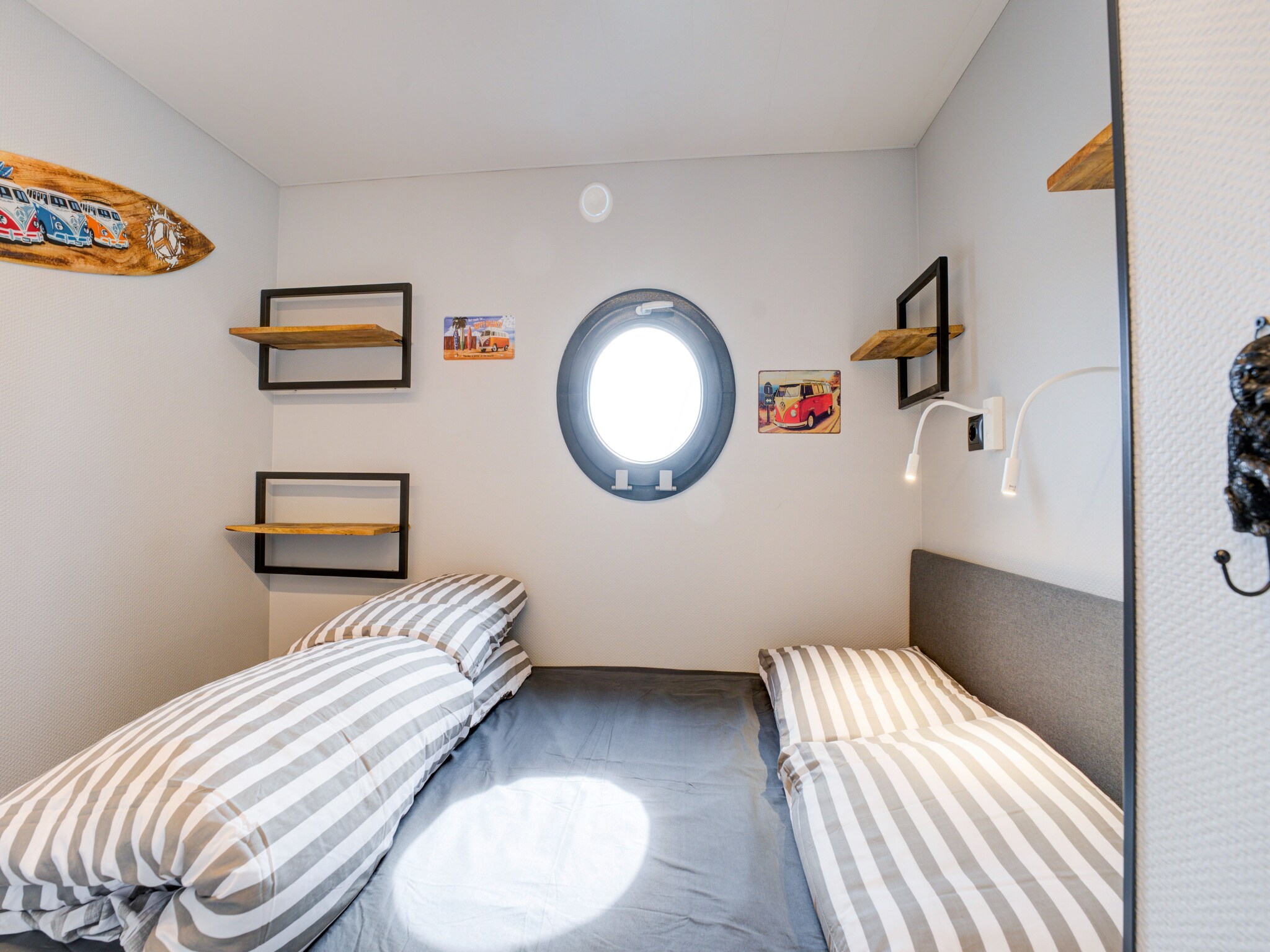 Foto's woonboot in jachthaven van Volendam met zwembad - Belvilla by Oyo